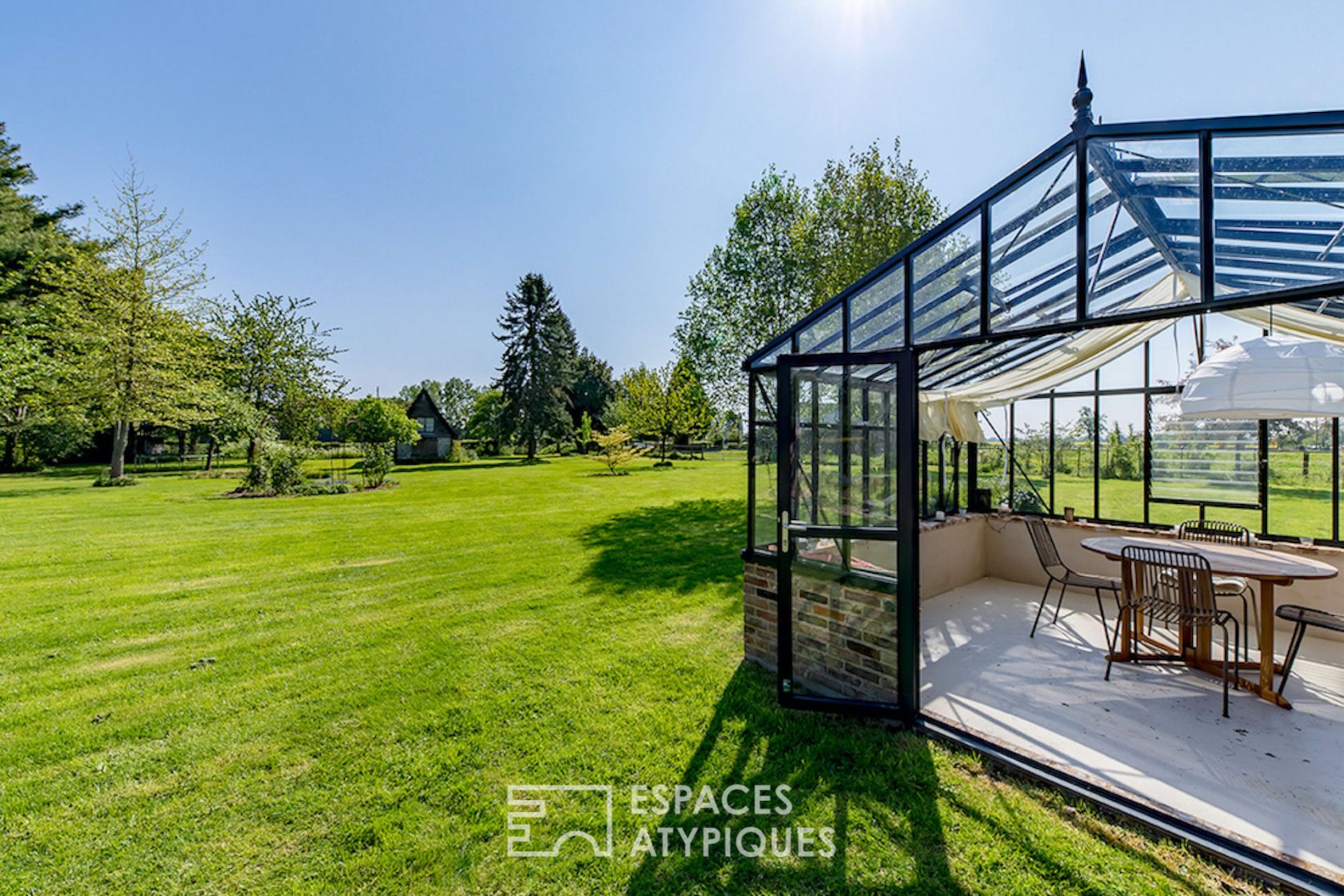 Maison contemporaine à ossature bois et dépendances normandes