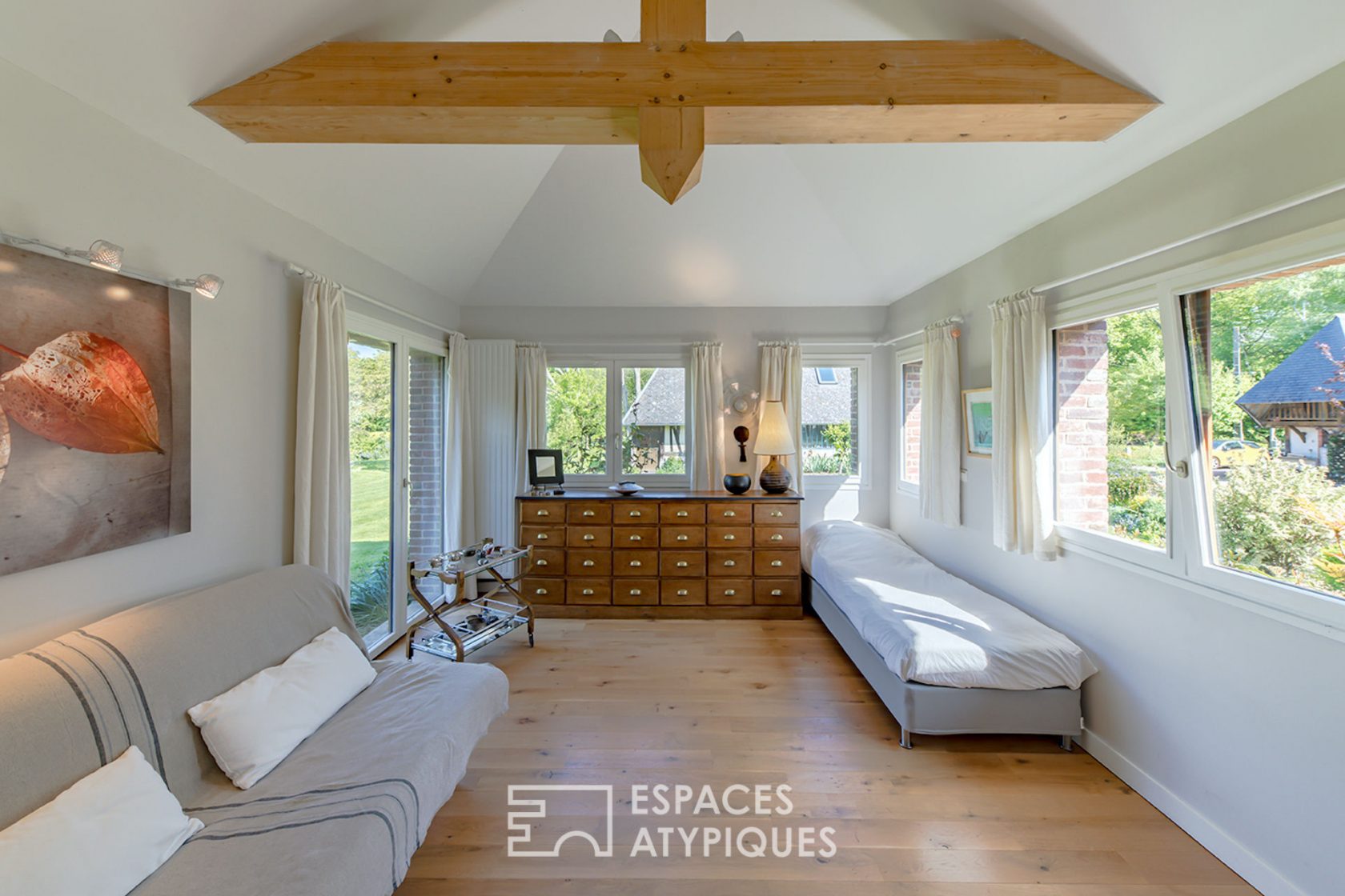 Maison contemporaine à ossature bois et dépendances normandes