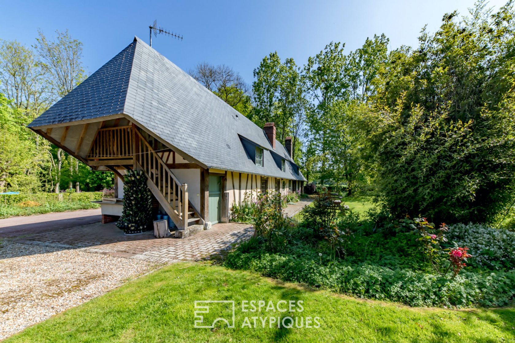 Maison contemporaine à ossature bois et dépendances normandes