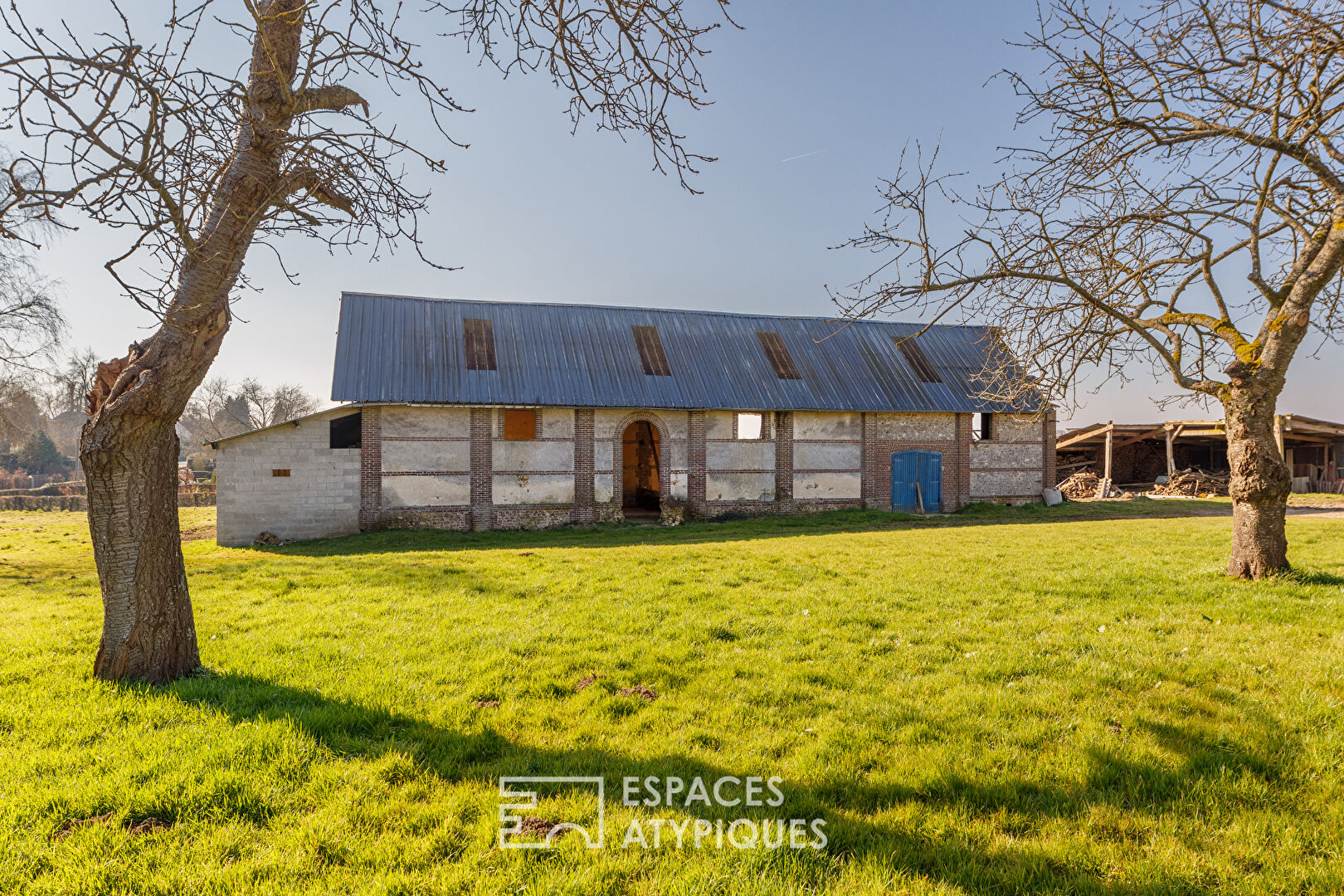 Grange d’exception à réinventer, entre volumes grandioses et nature préservée