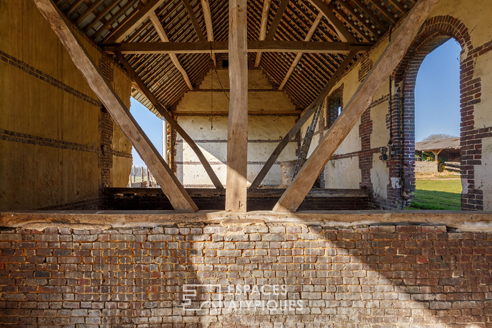 Grange d’exception à réinventer, entre volumes grandioses et nature préservée