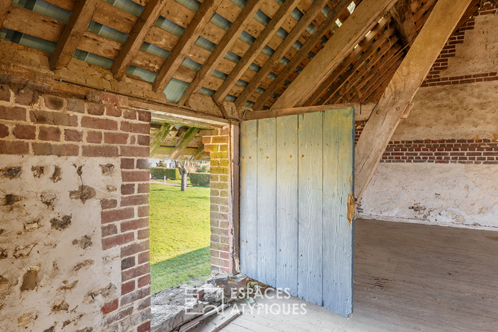 Grange d’exception à réinventer, entre volumes grandioses et nature préservée