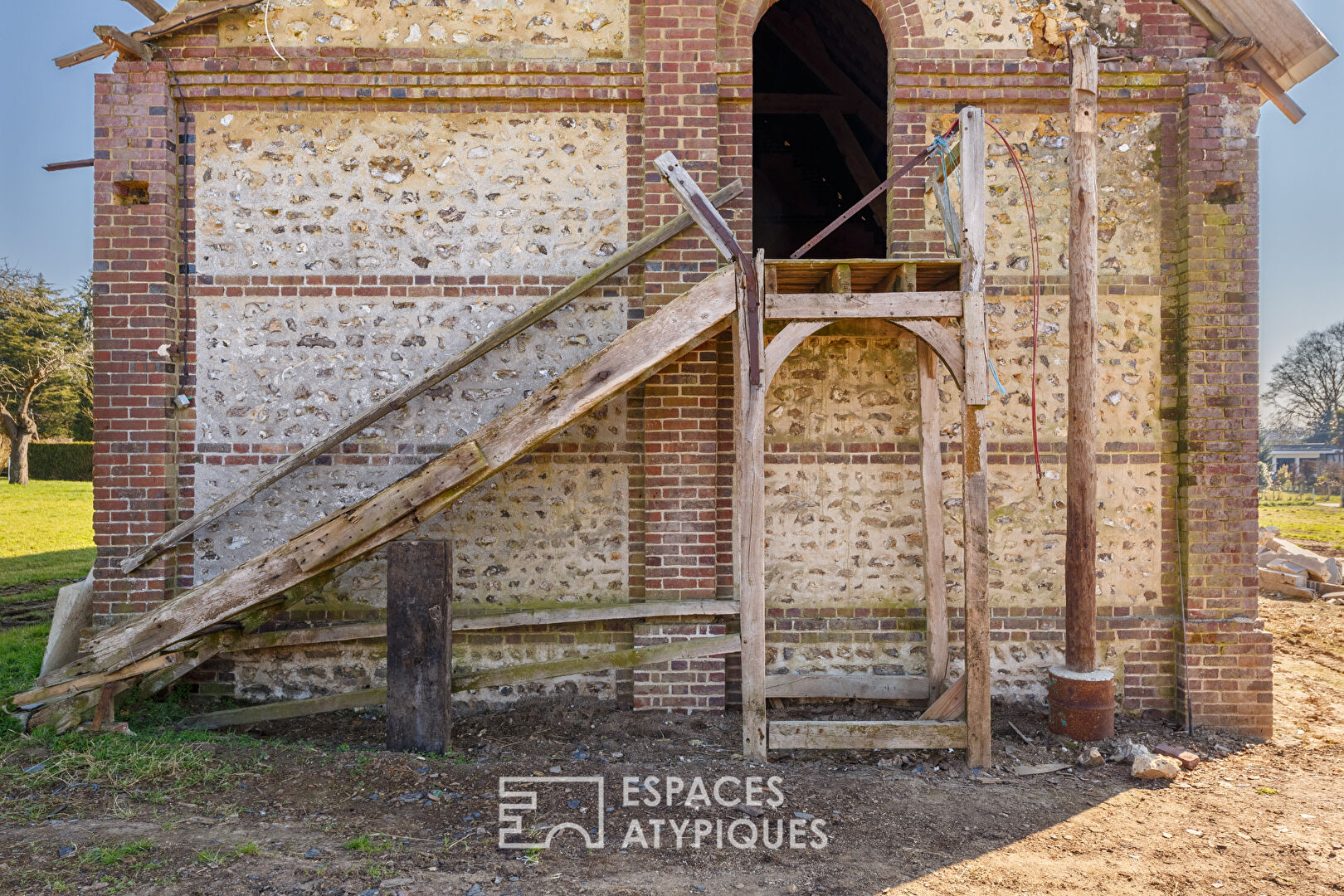 Grange d’exception à réinventer, entre volumes grandioses et nature préservée