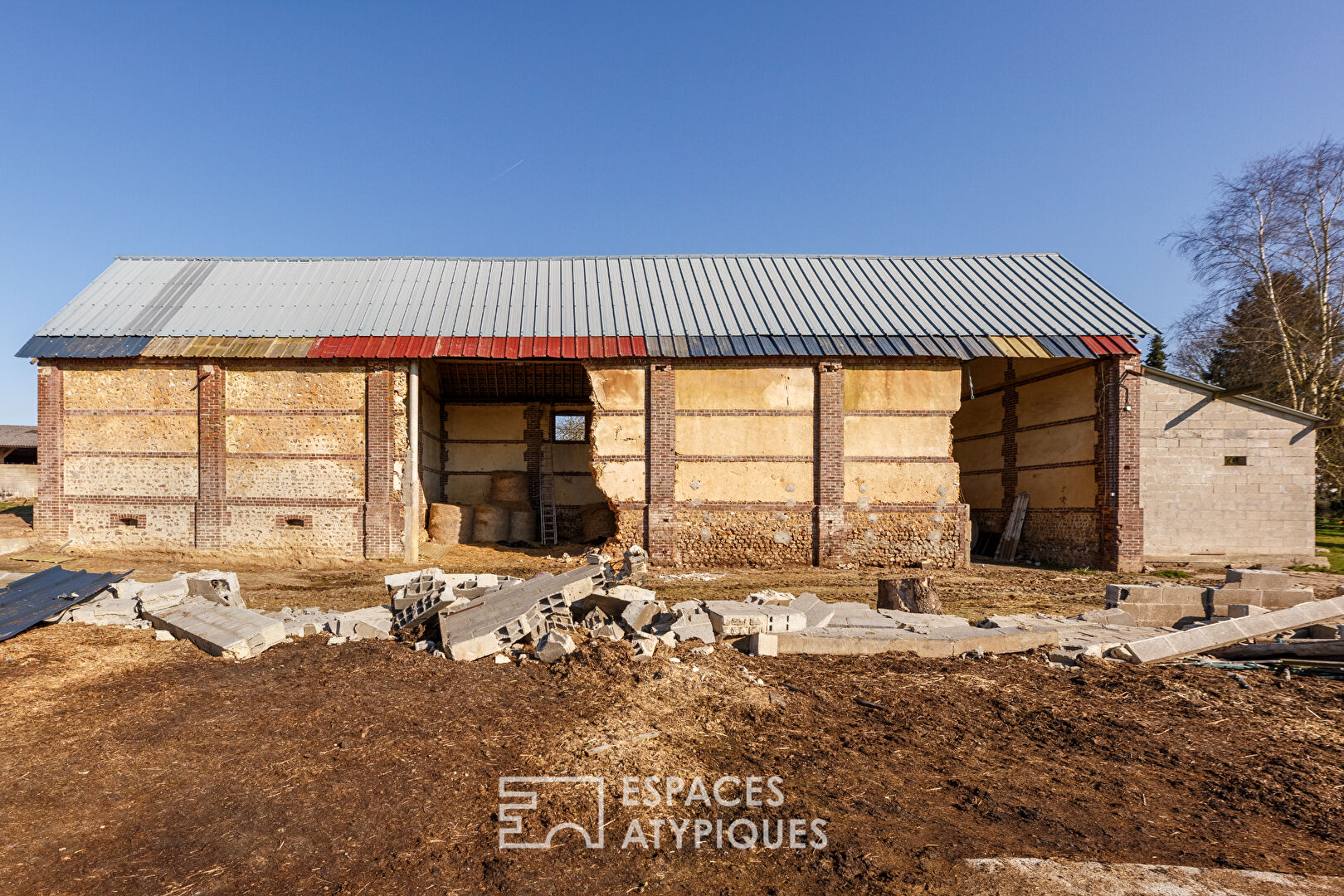 Grange d’exception à réinventer, entre volumes grandioses et nature préservée