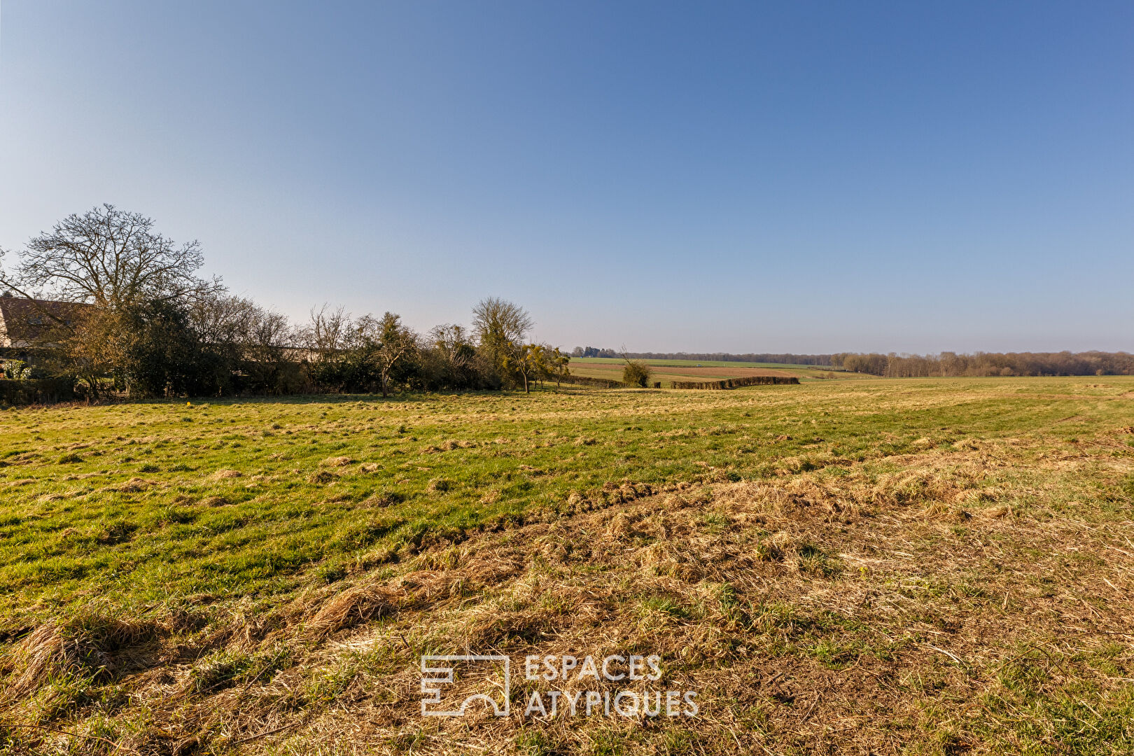 Grange d’exception à réinventer, entre volumes grandioses et nature préservée