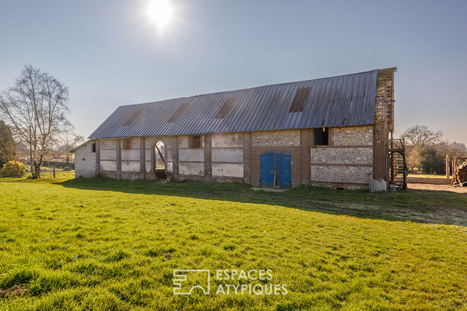 Grange d’exception à réinventer, entre volumes grandioses et nature préservée