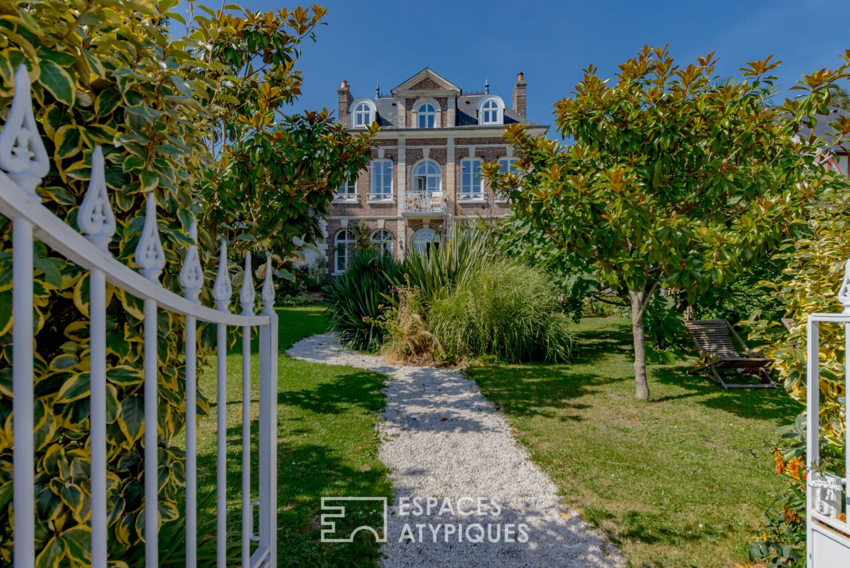 19th century master villa on the banks of the Seine