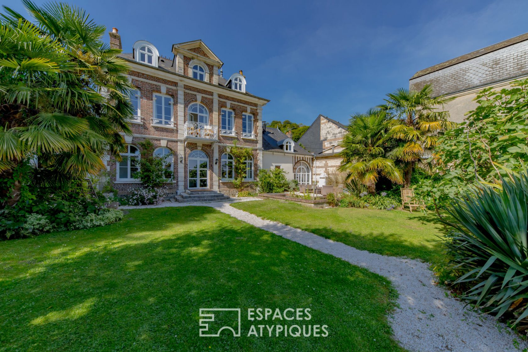 19th century master villa on the banks of the Seine