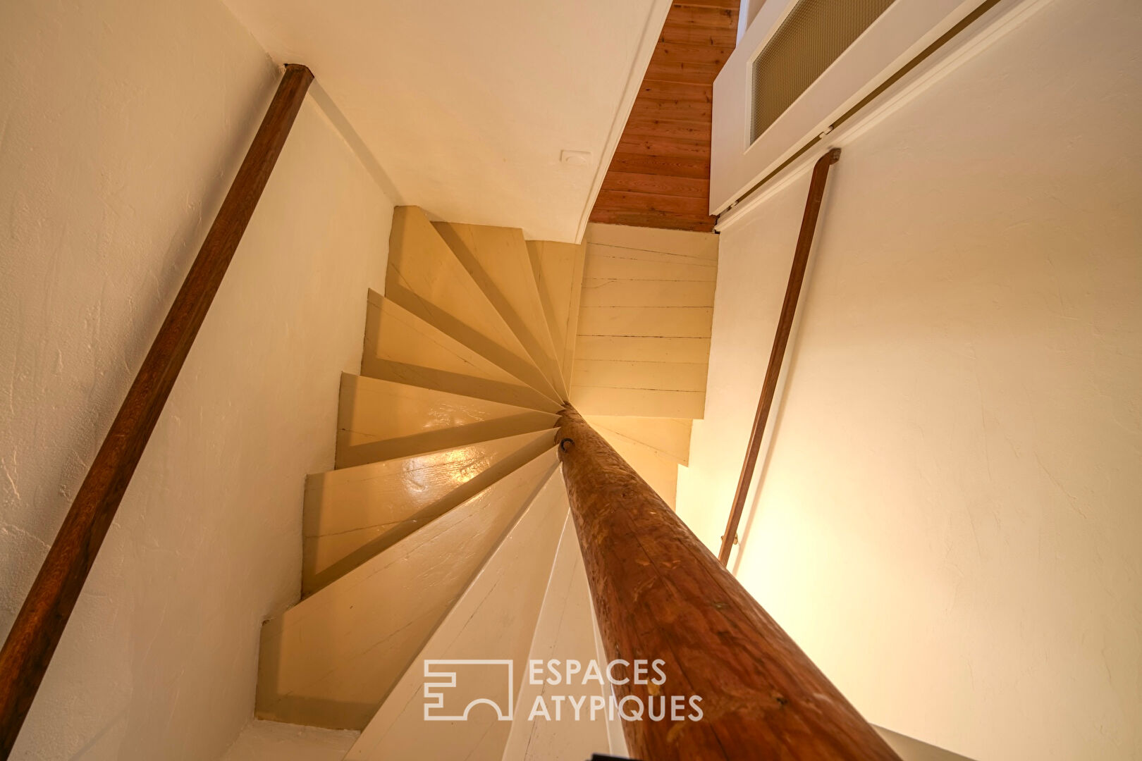 Maison de ville rénovée avec cour aménagée et dépendance.