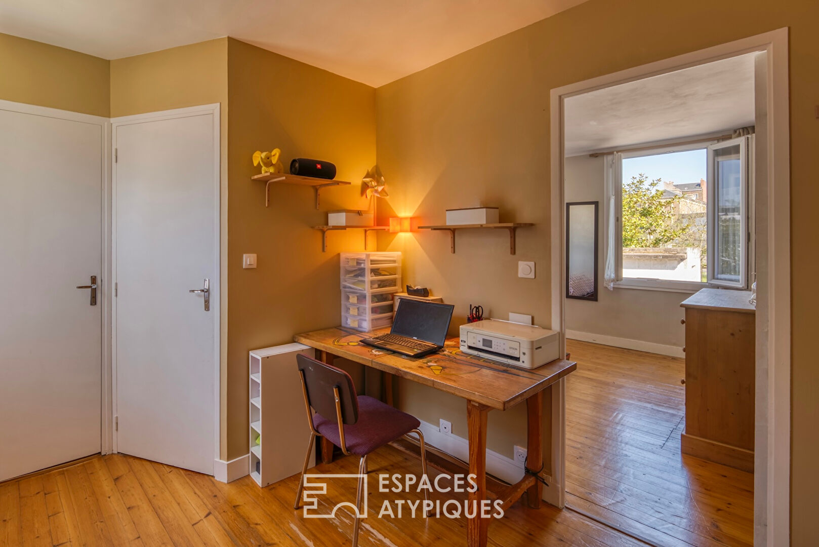 Maison de ville rénovée avec cour aménagée et dépendance.