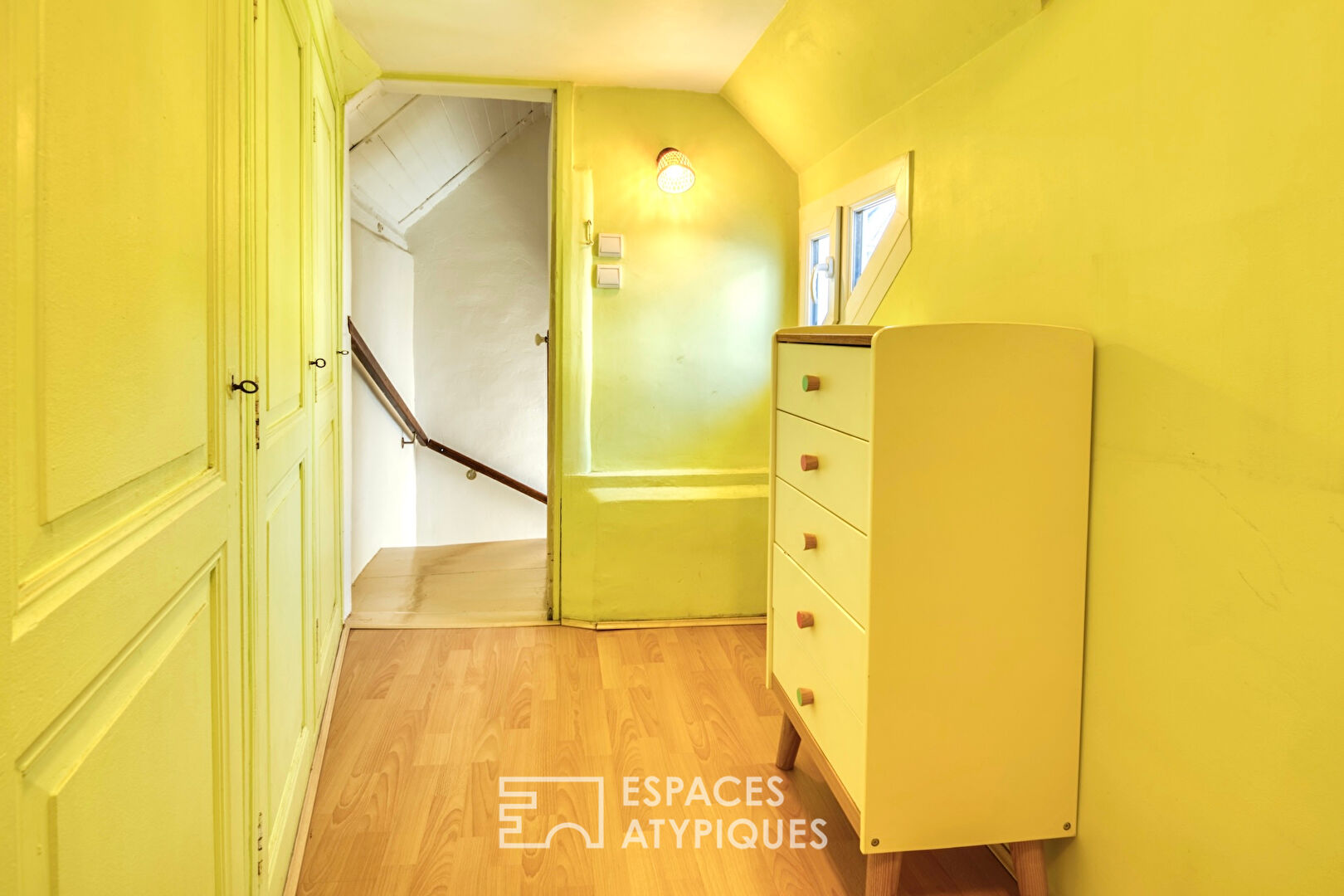 Maison de ville rénovée avec cour aménagée et dépendance.
