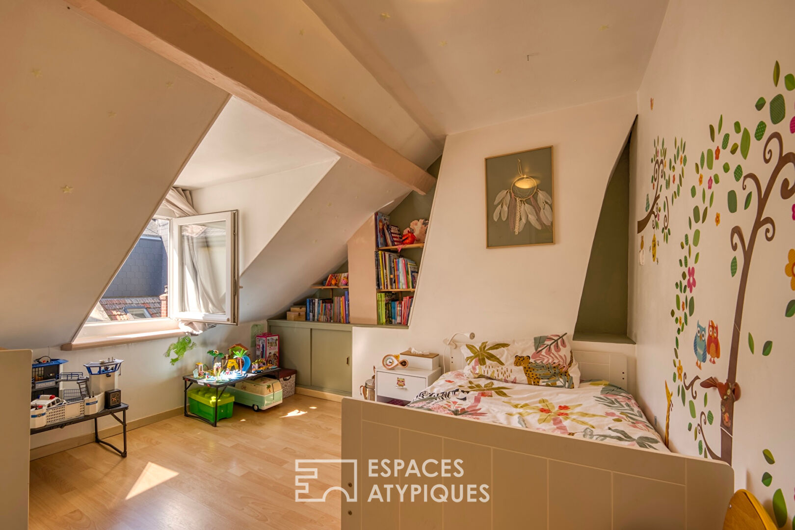 Maison de ville rénovée avec cour aménagée et dépendance.