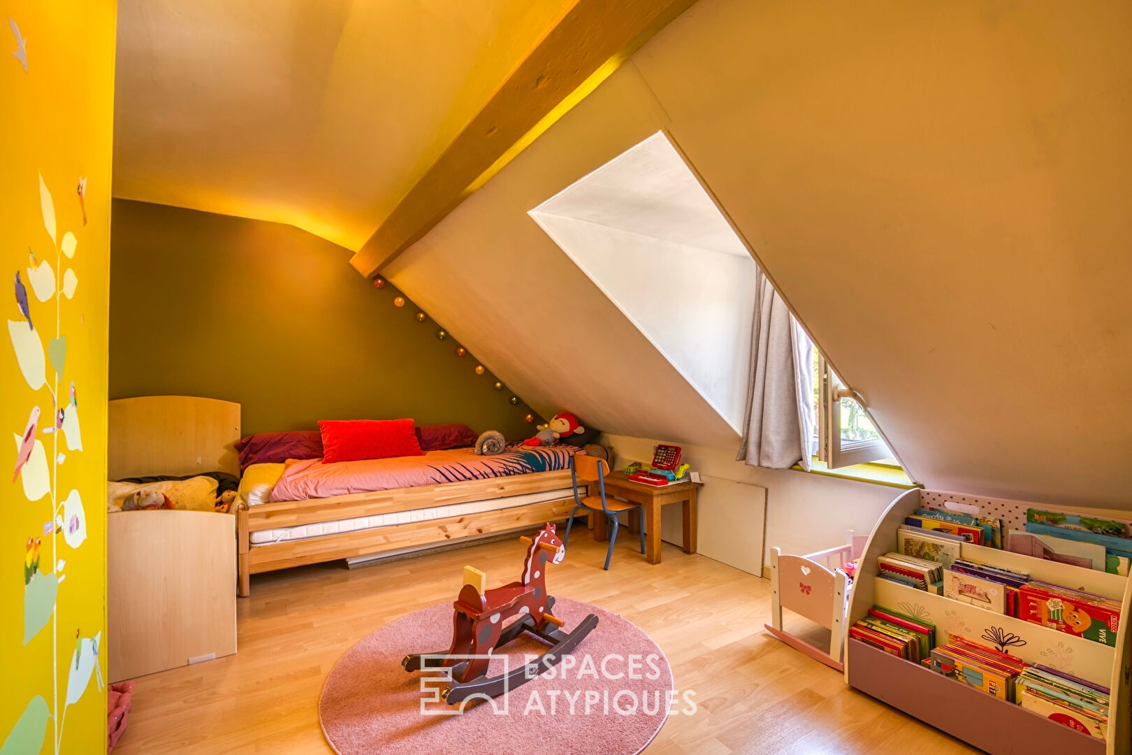 Maison de ville rénovée avec cour aménagée et dépendance.