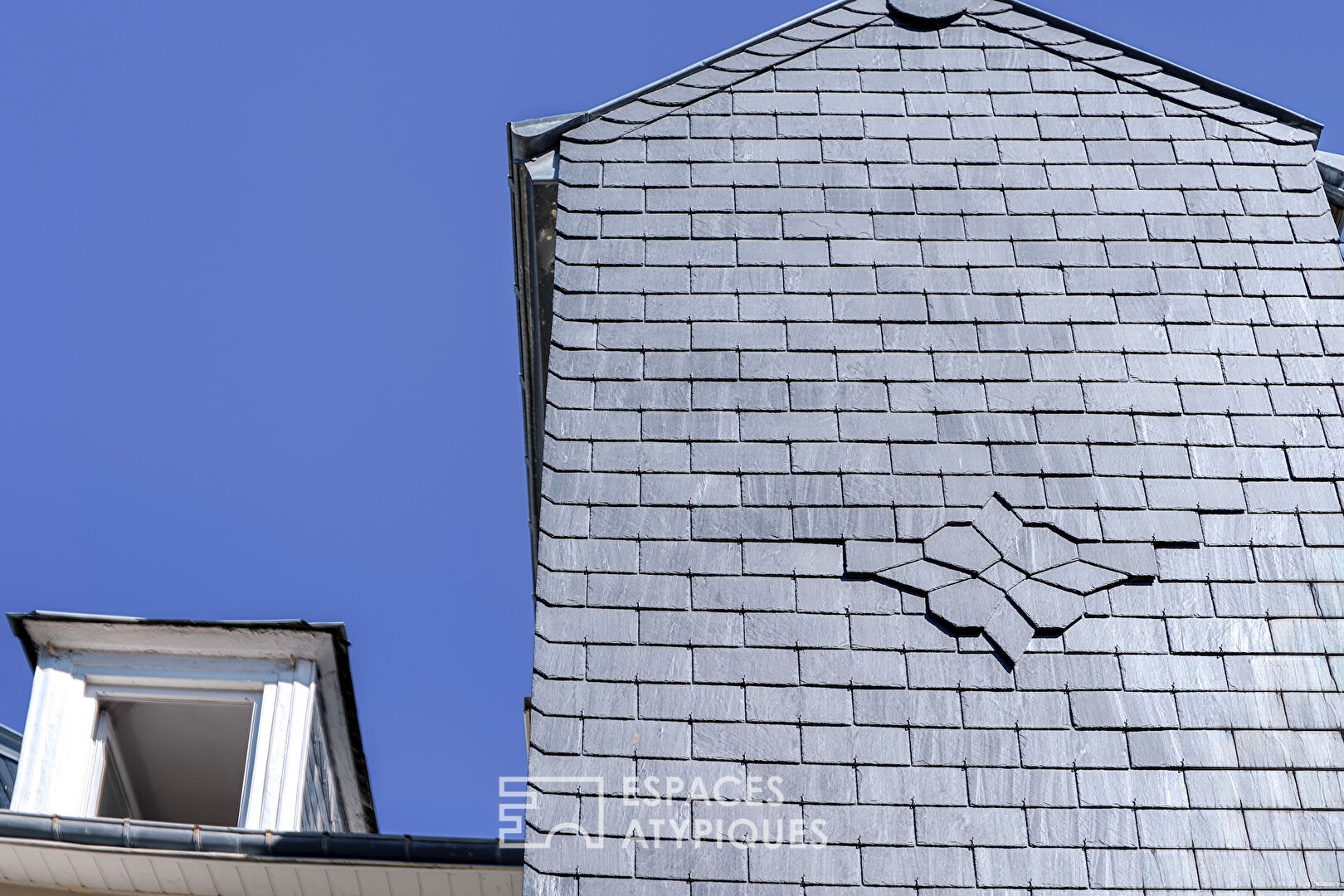 Maison de ville rénovée avec cour aménagée et dépendance.