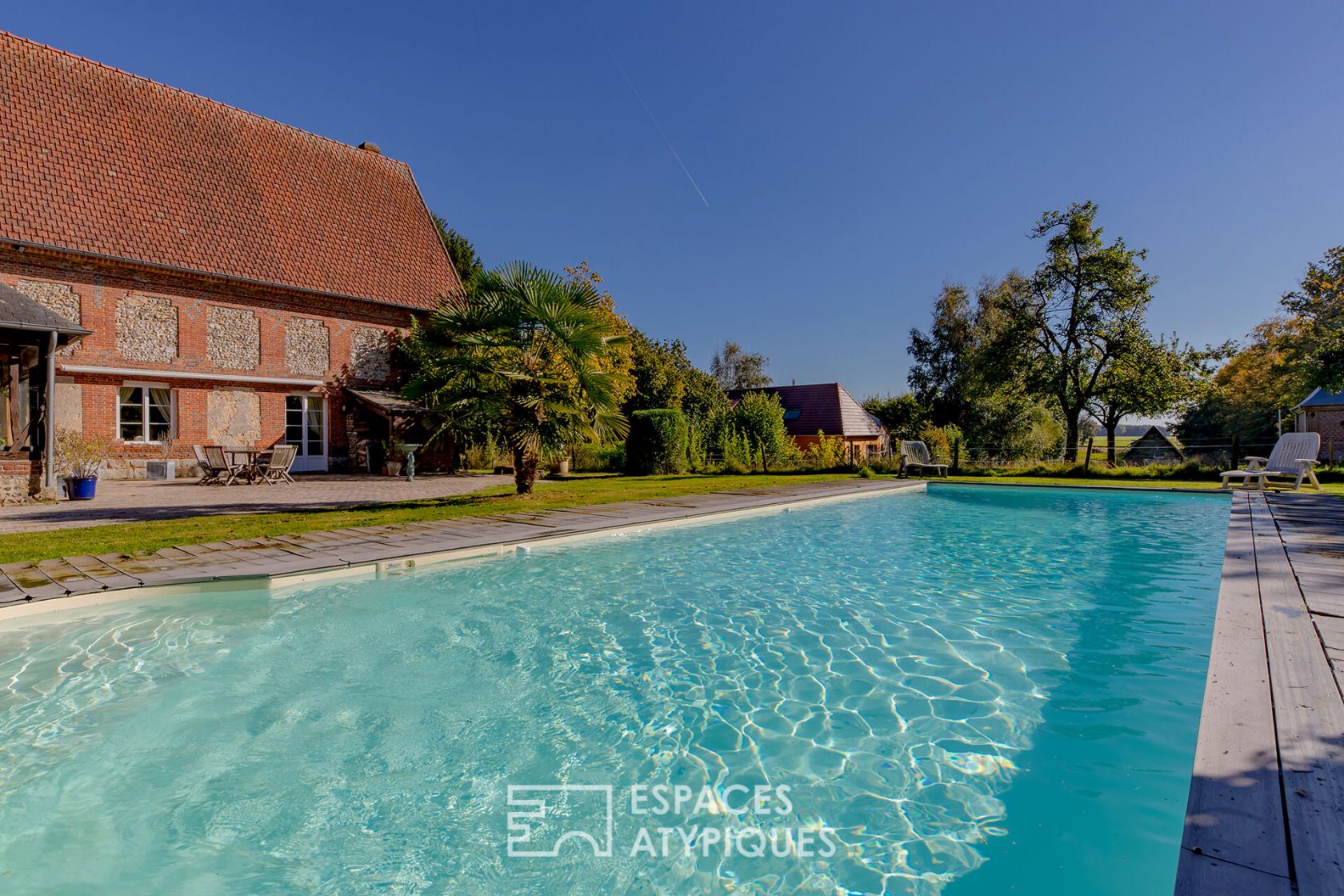 Former tithe barn with swimming pool and guest house