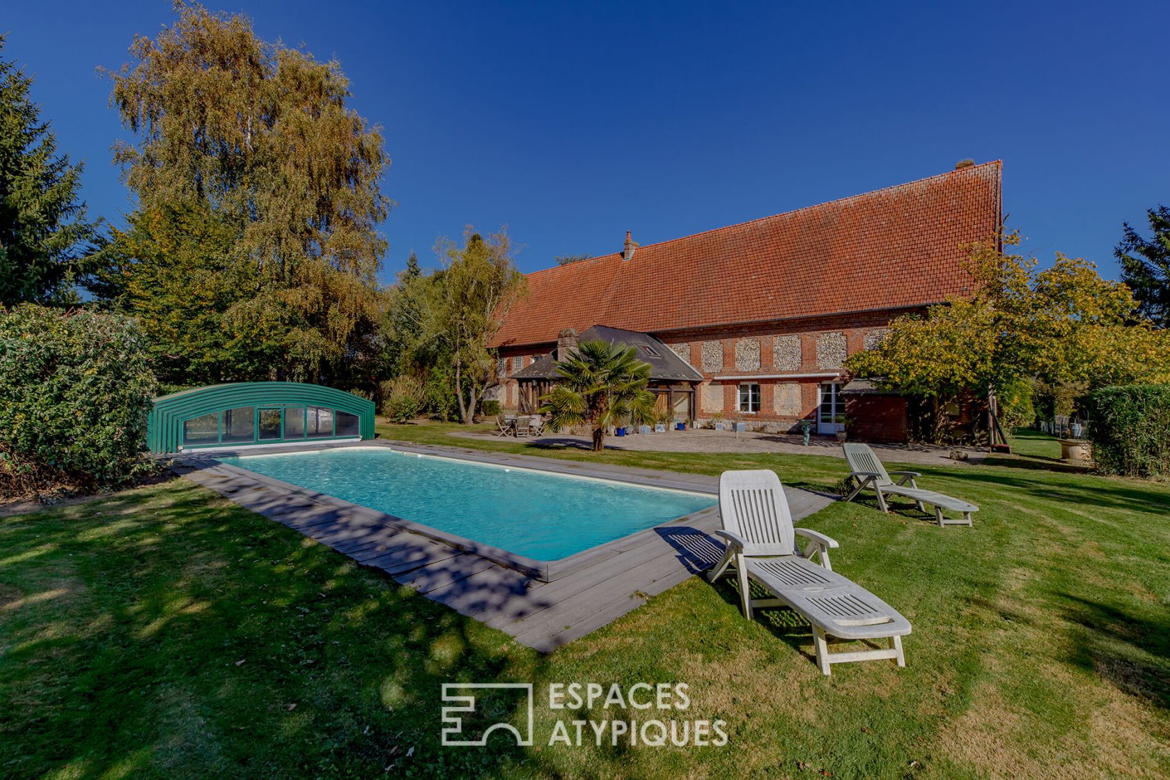 Former tithe barn with swimming pool and guest house