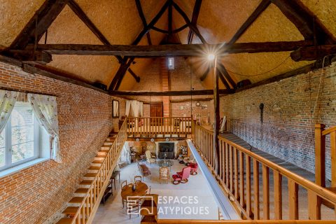 Former tithe barn with swimming pool and guest house