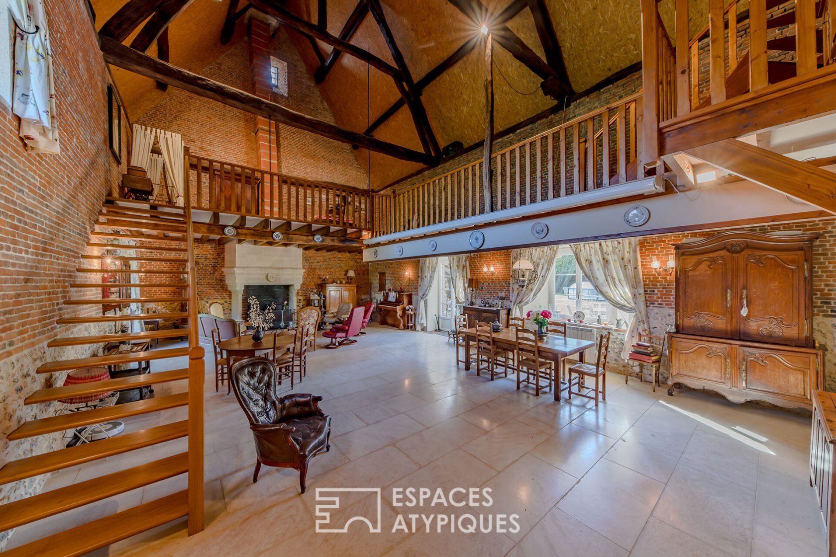 Former tithe barn with swimming pool and guest house