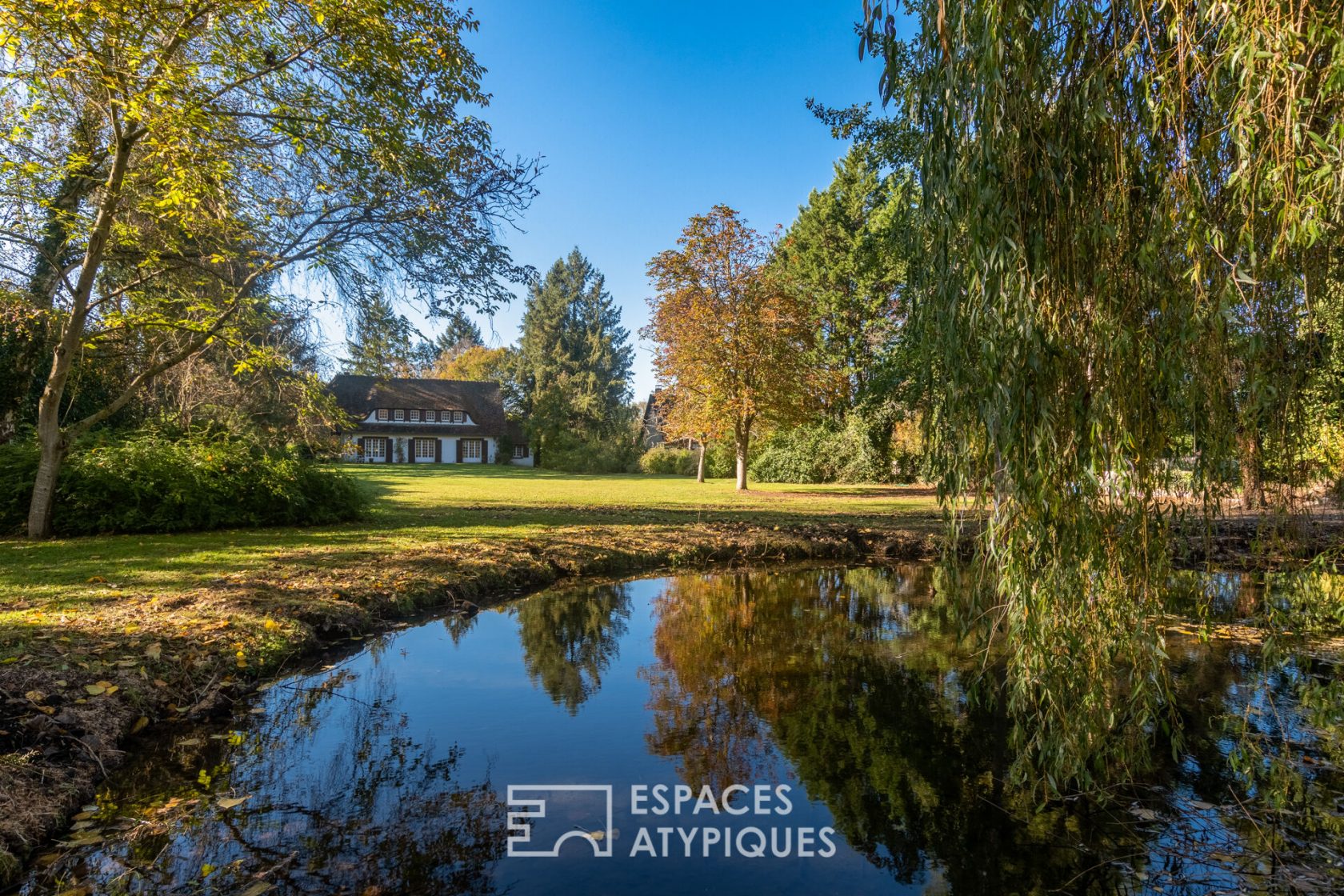 1970s house and its landscaped park on the banks of the Eure
