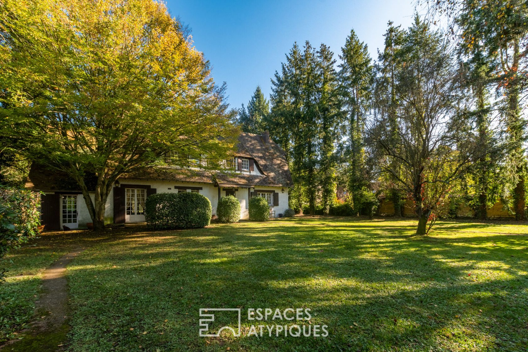 1970s house and its landscaped park on the banks of the Eure