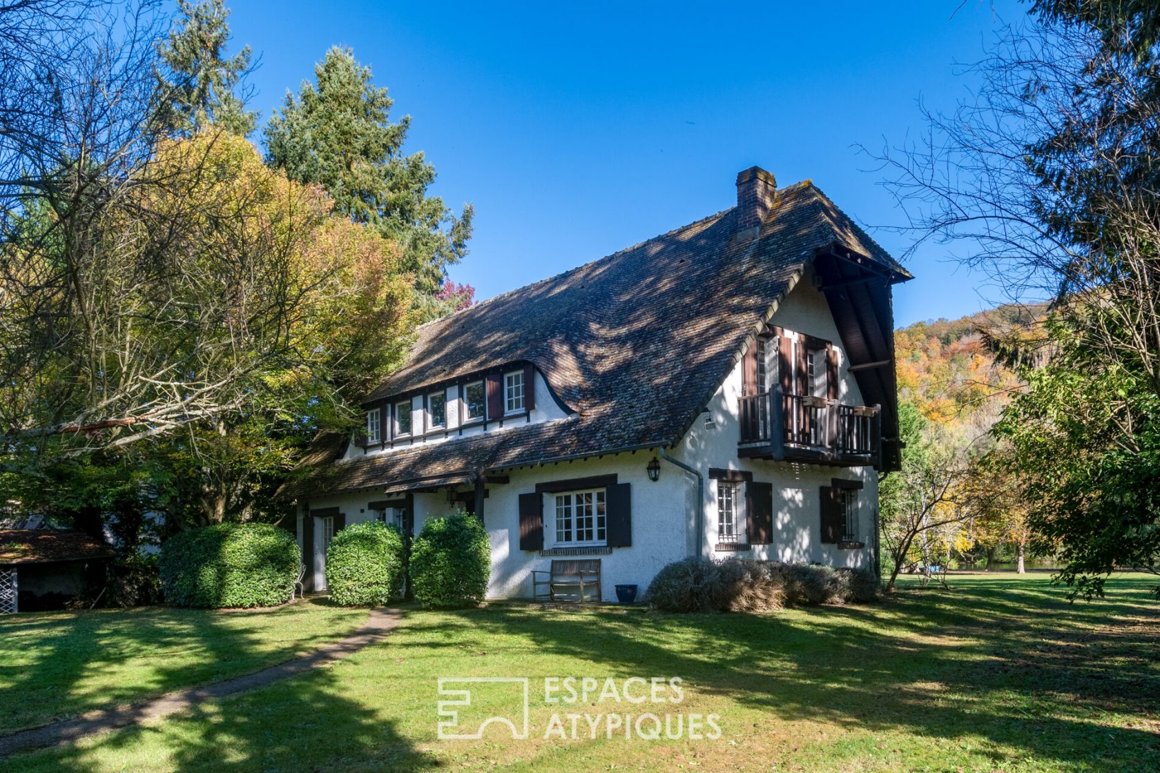 1970s house and its landscaped park on the banks of the Eure