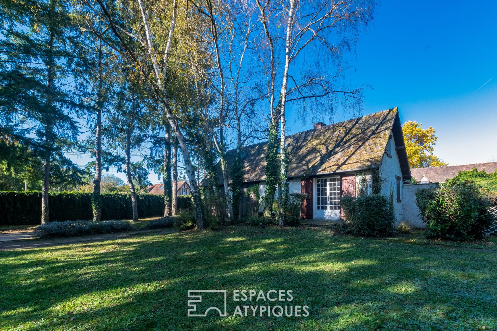 1970s house and its landscaped park on the banks of the Eure