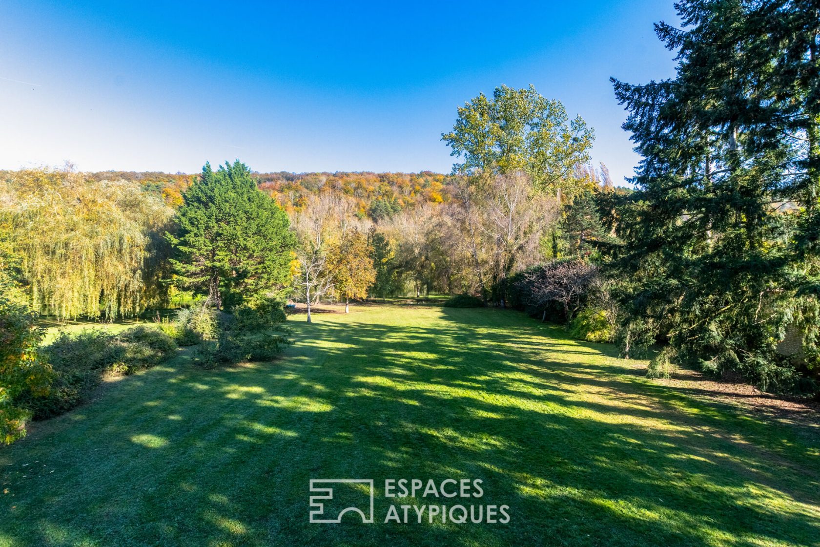 1970s house and its landscaped park on the banks of the Eure