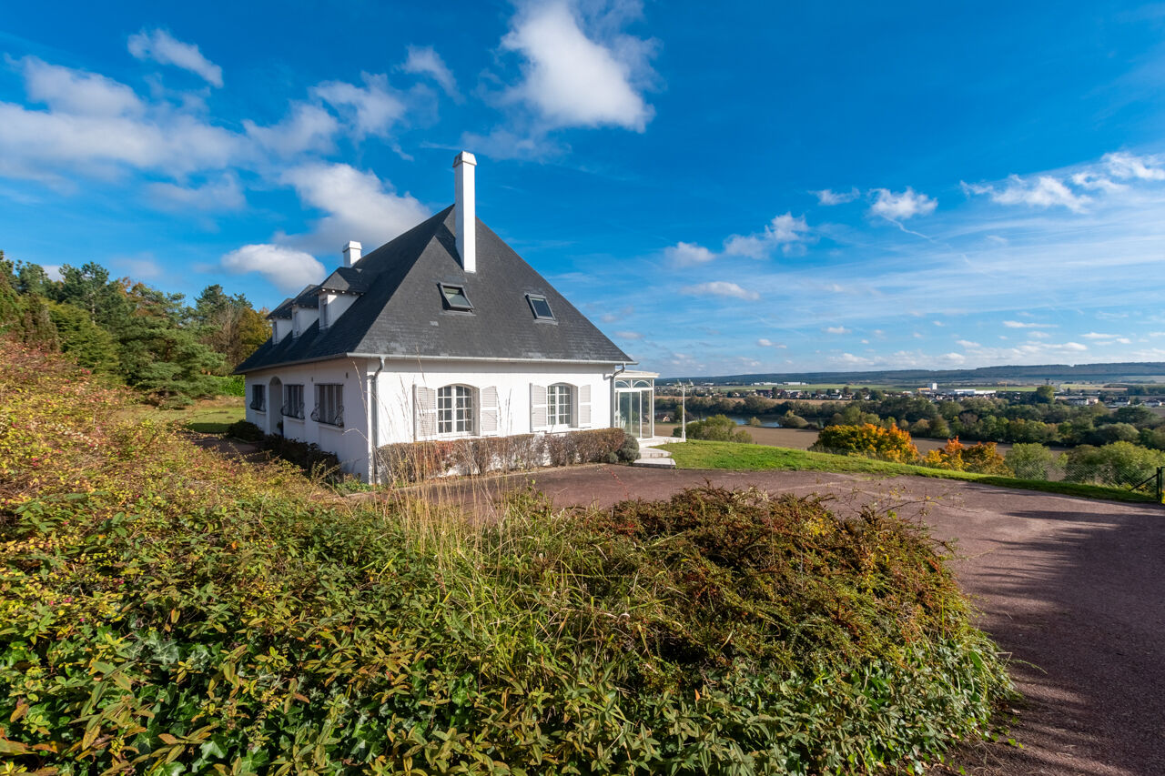 Property with panoramic view of the Seine
