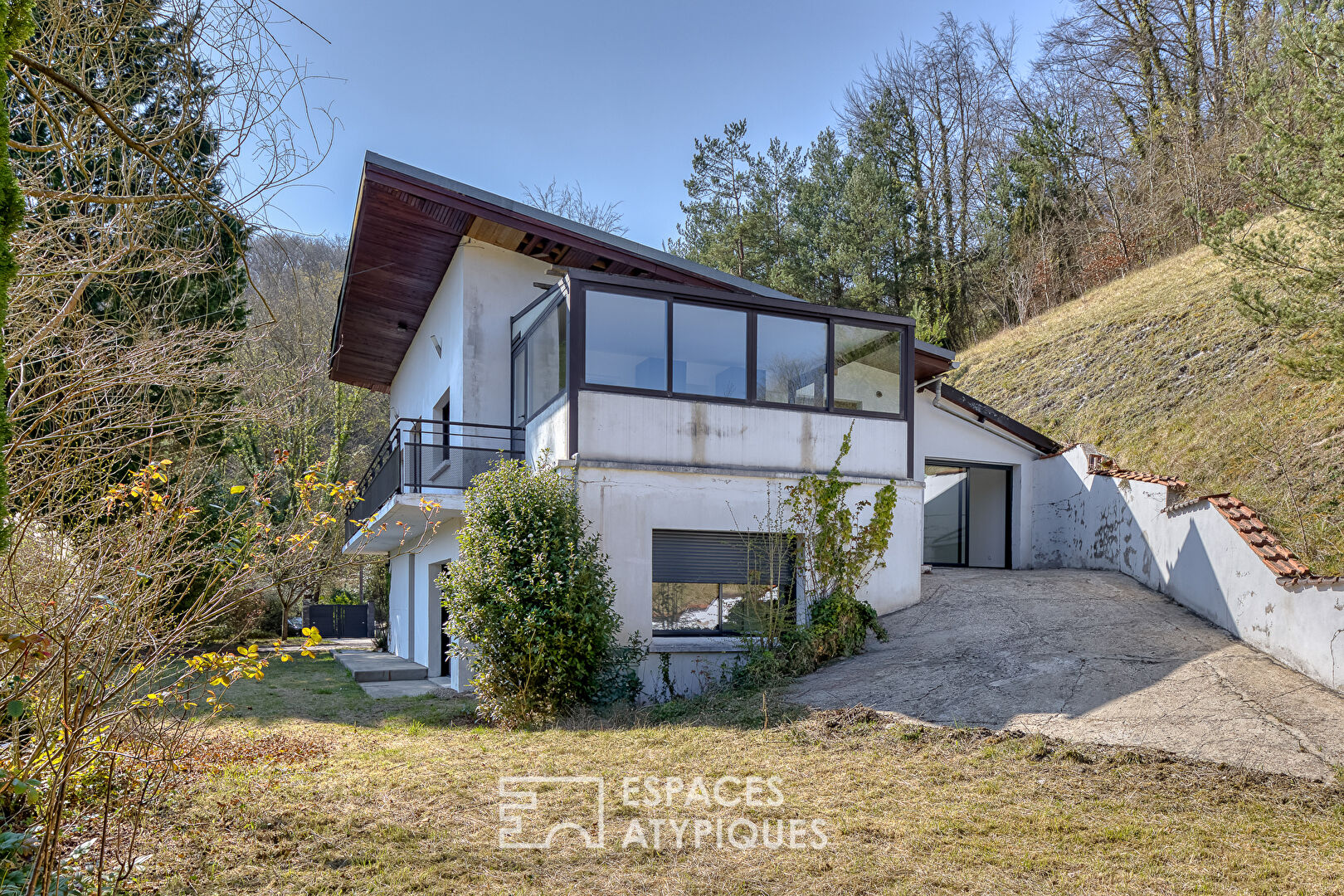 House in a green setting with panoramic view