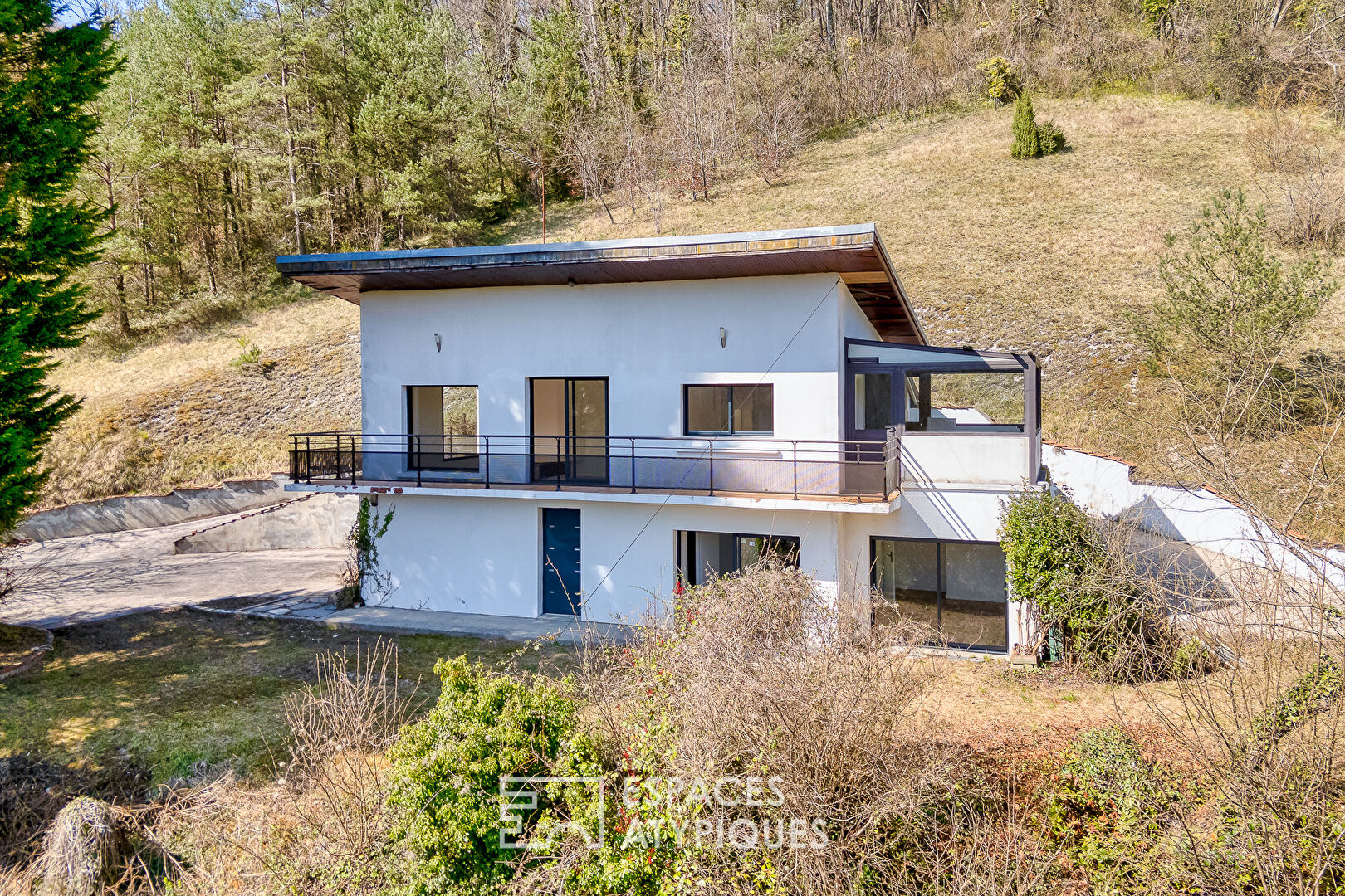 House in a green setting with panoramic view