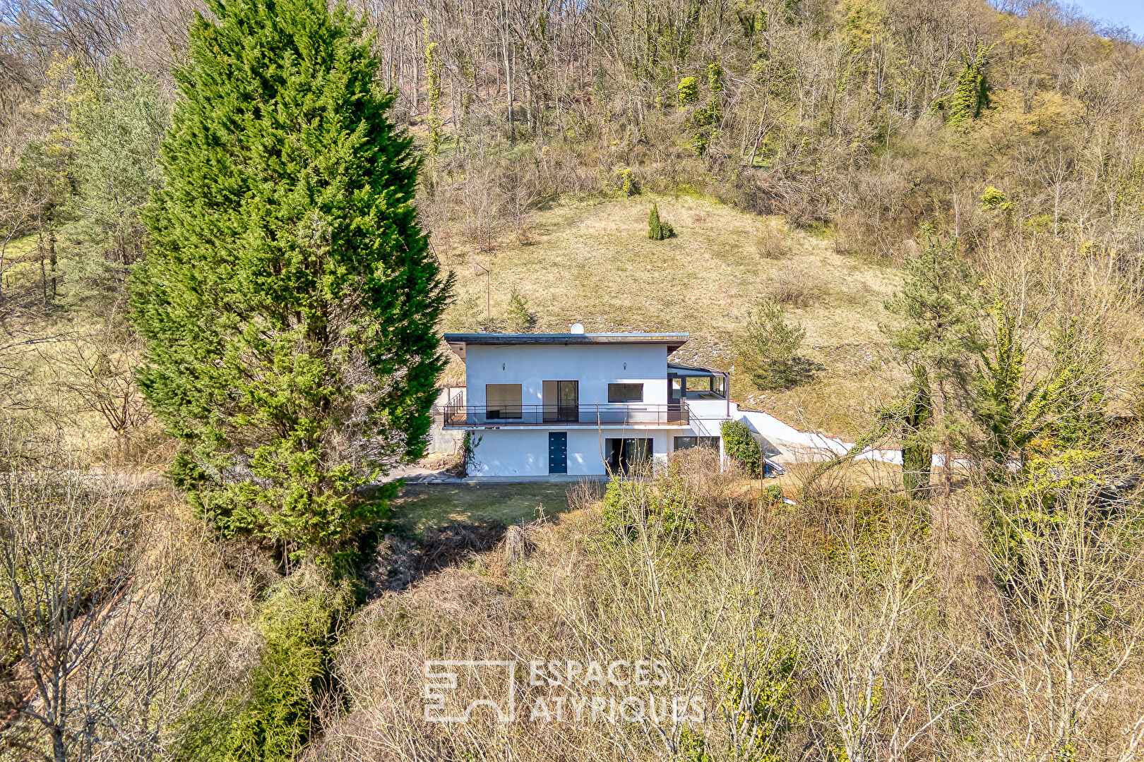 House in a green setting with panoramic view