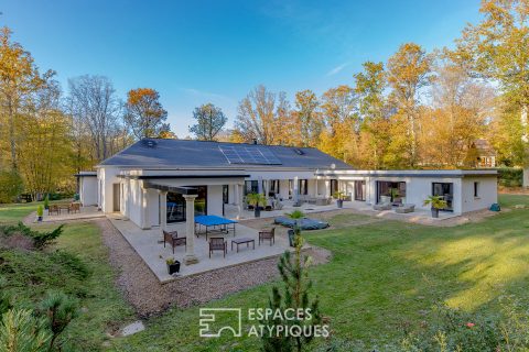 Spacious architect-designed single storey house in a forest estate