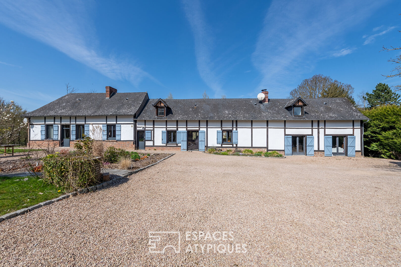 Renovated farmhouse and its gîte in a rural setting