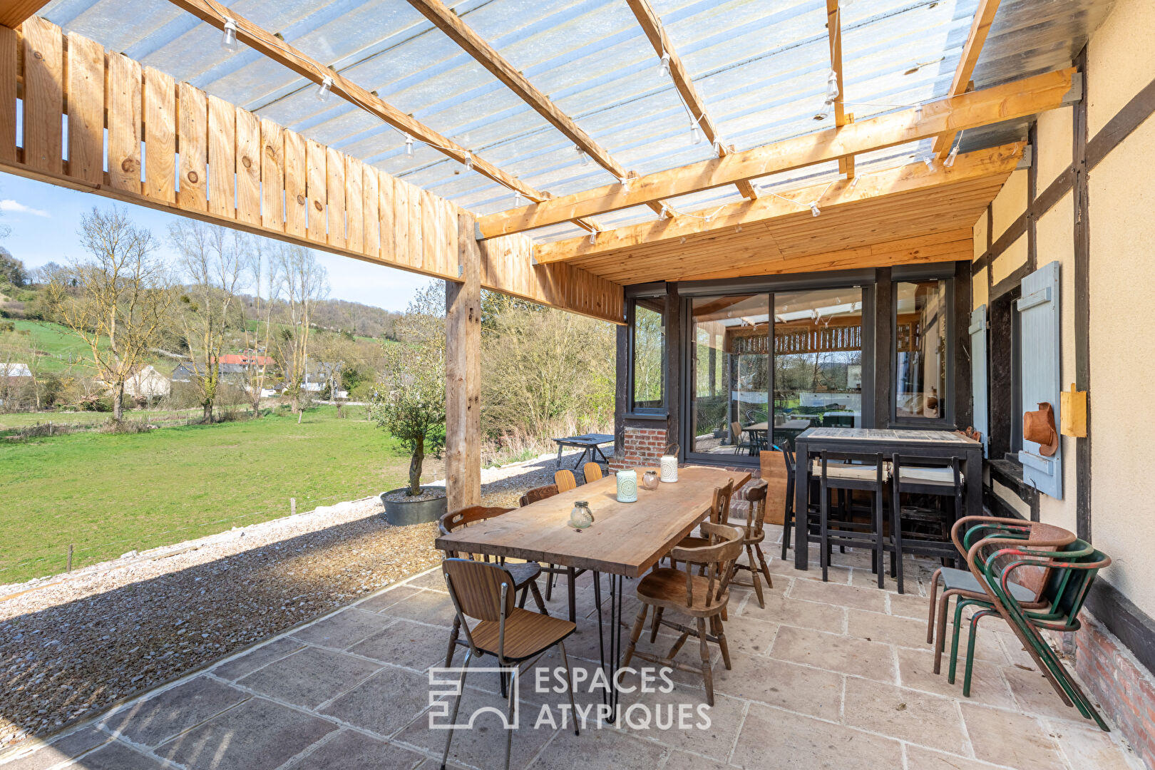 Renovated farmhouse and its gîte in a rural setting