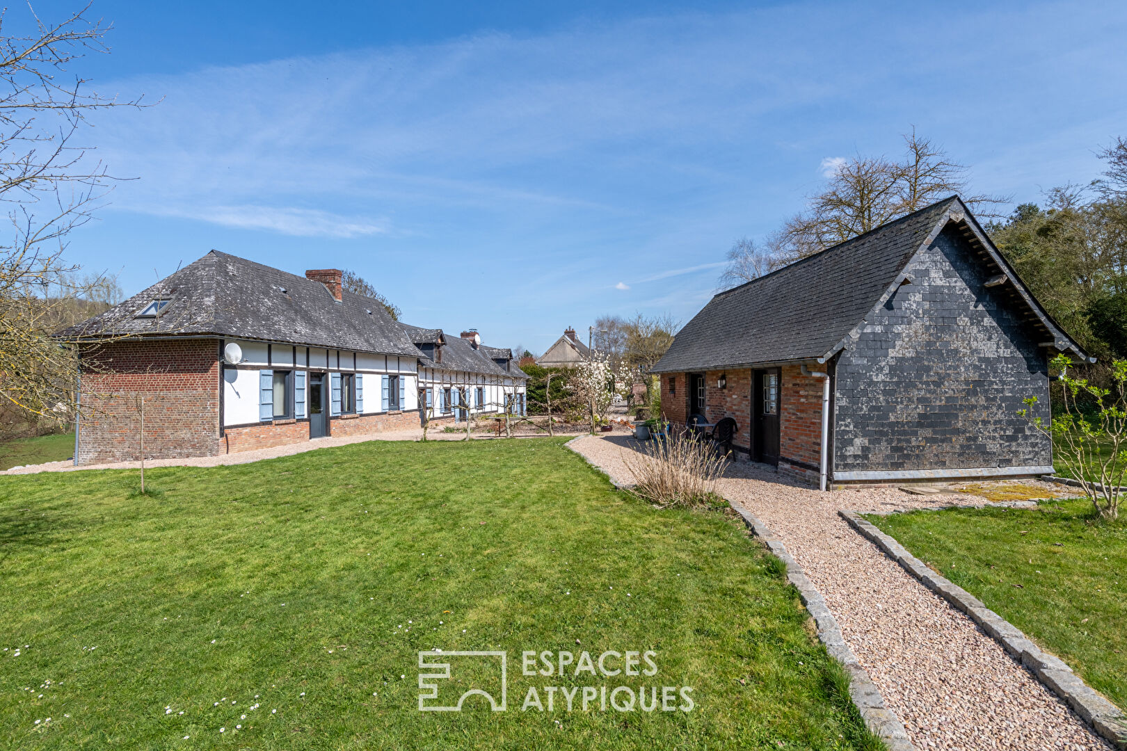 Renovated farmhouse and its gîte in a rural setting