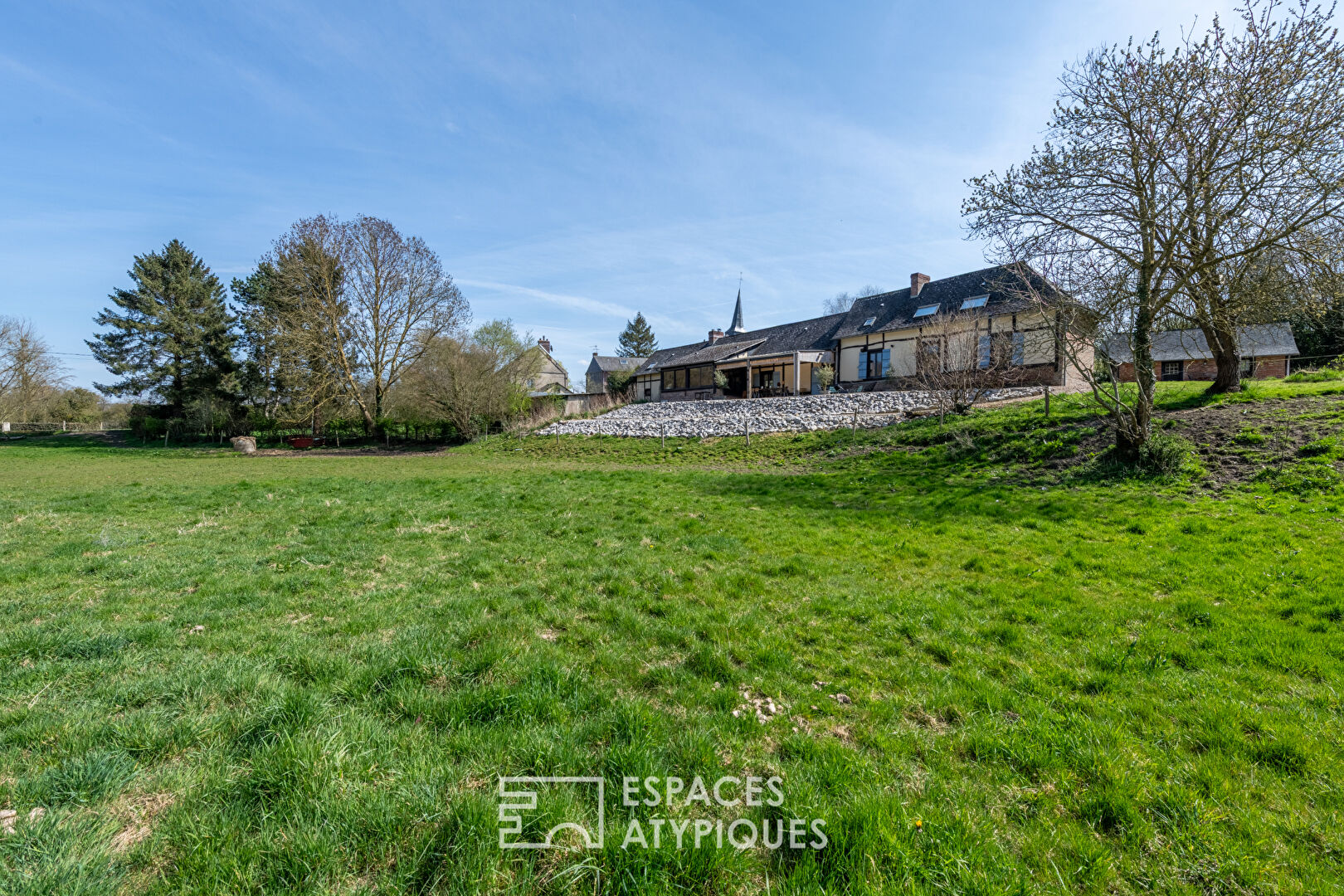 Renovated farmhouse and its gîte in a rural setting