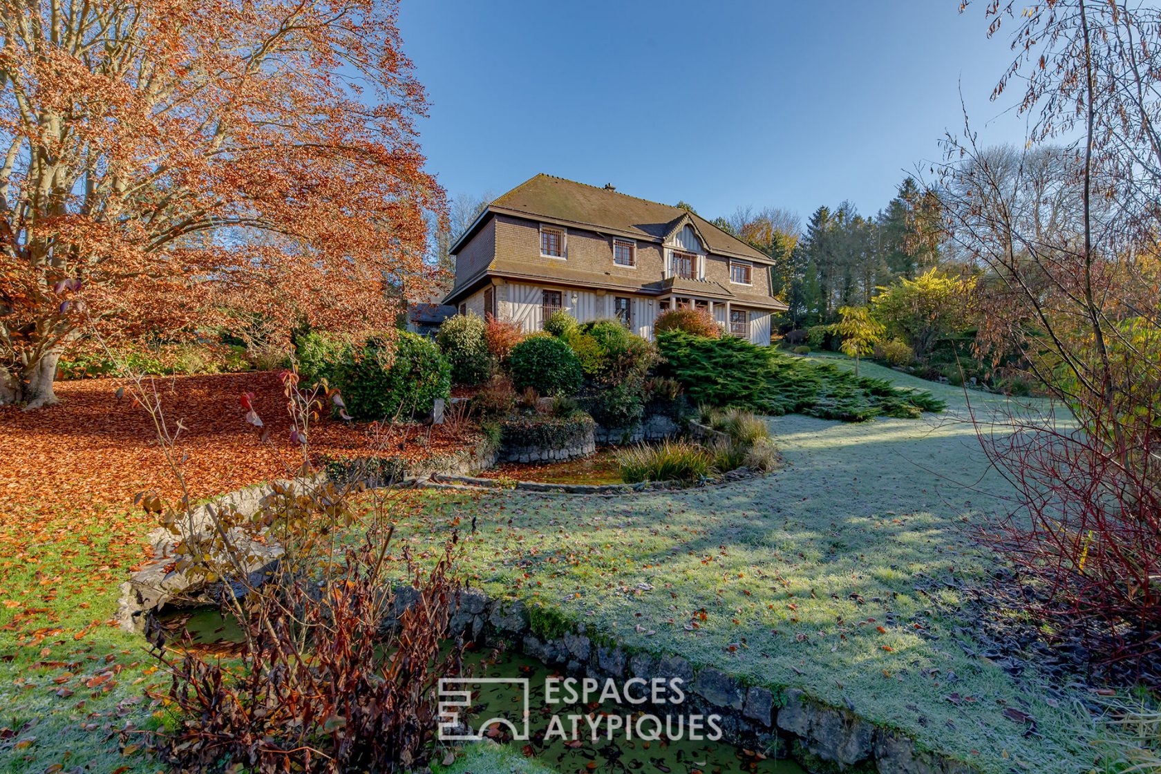 Anglo-Norman property and its landscaped park with swimming pool