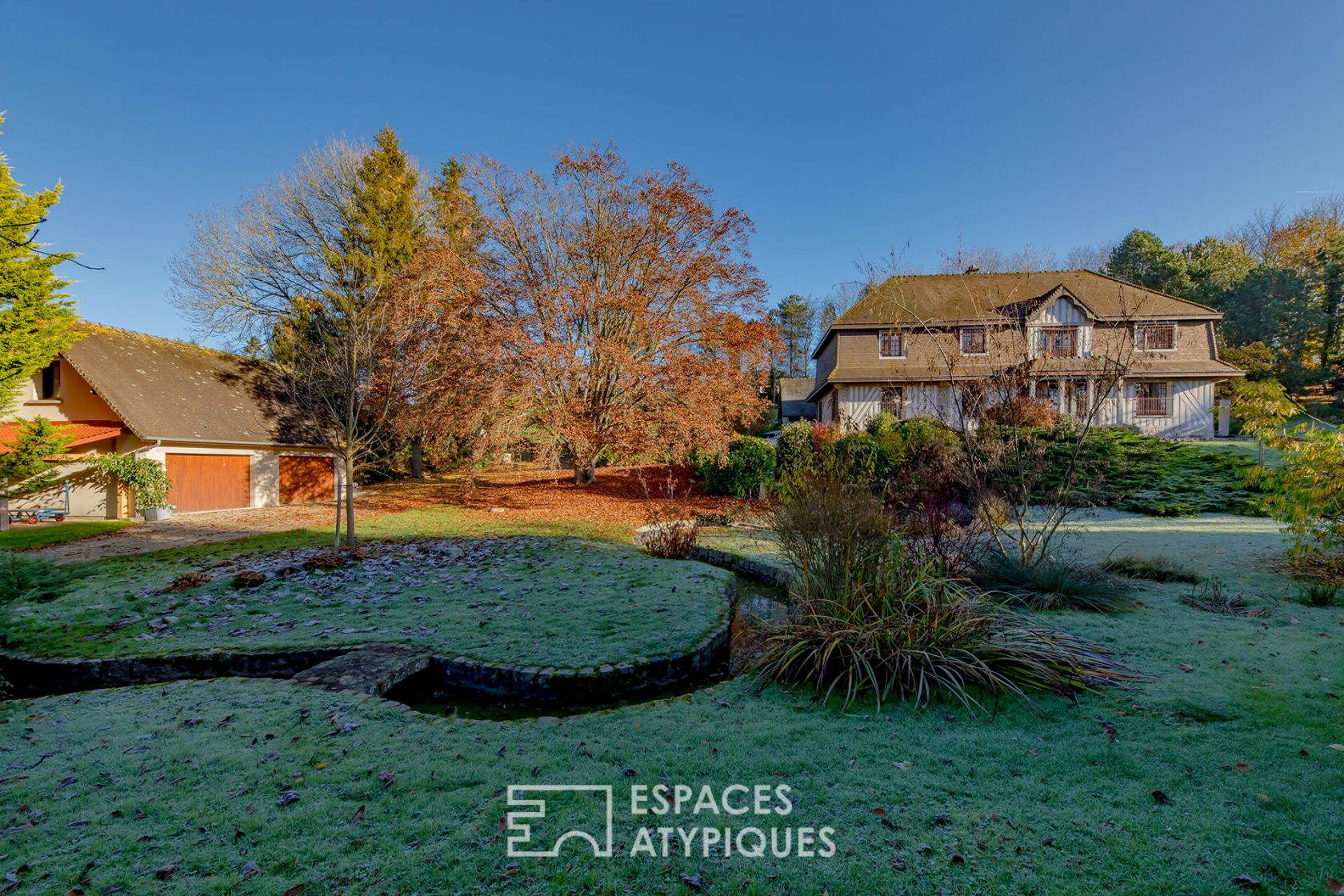 Anglo-Norman property and its landscaped park with swimming pool