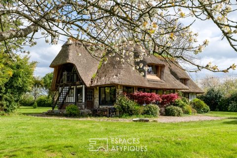 Renovated cottage on the banks of the Seine and its 3 outbuildings on its wooded park