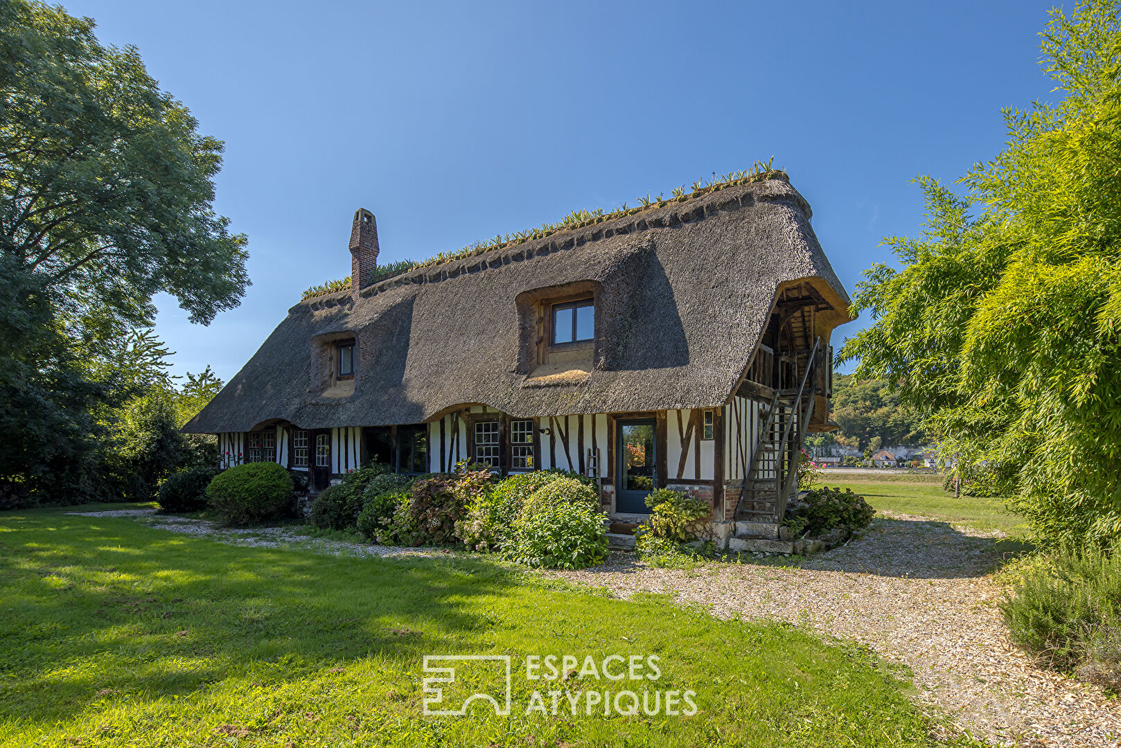 Renovated cottage on the banks of the Seine and its 3 outbuildings on its wooded park