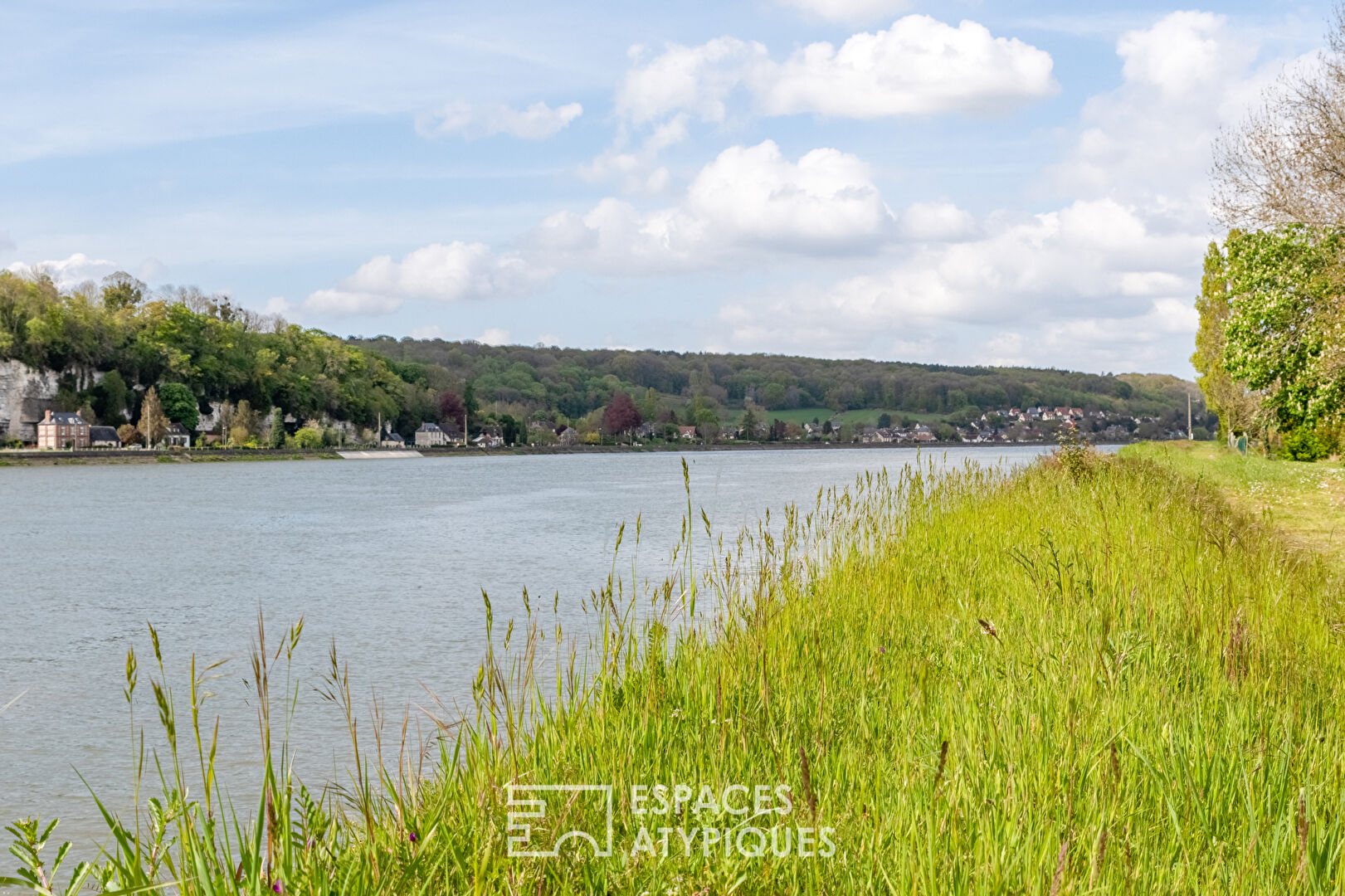 Renovated cottage on the banks of the Seine and its 3 outbuildings on its wooded park