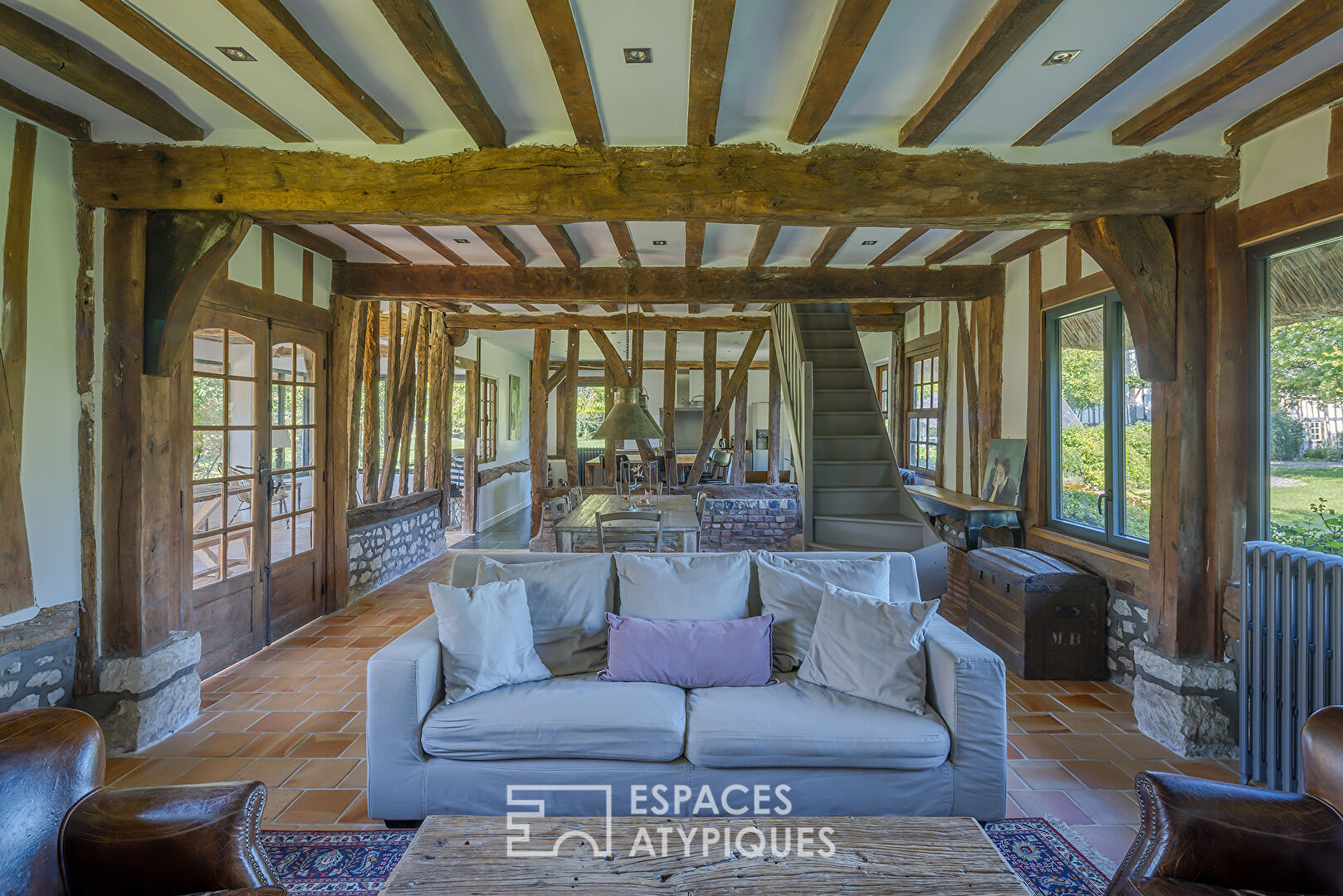 Renovated cottage on the banks of the Seine and its 3 outbuildings on its wooded park