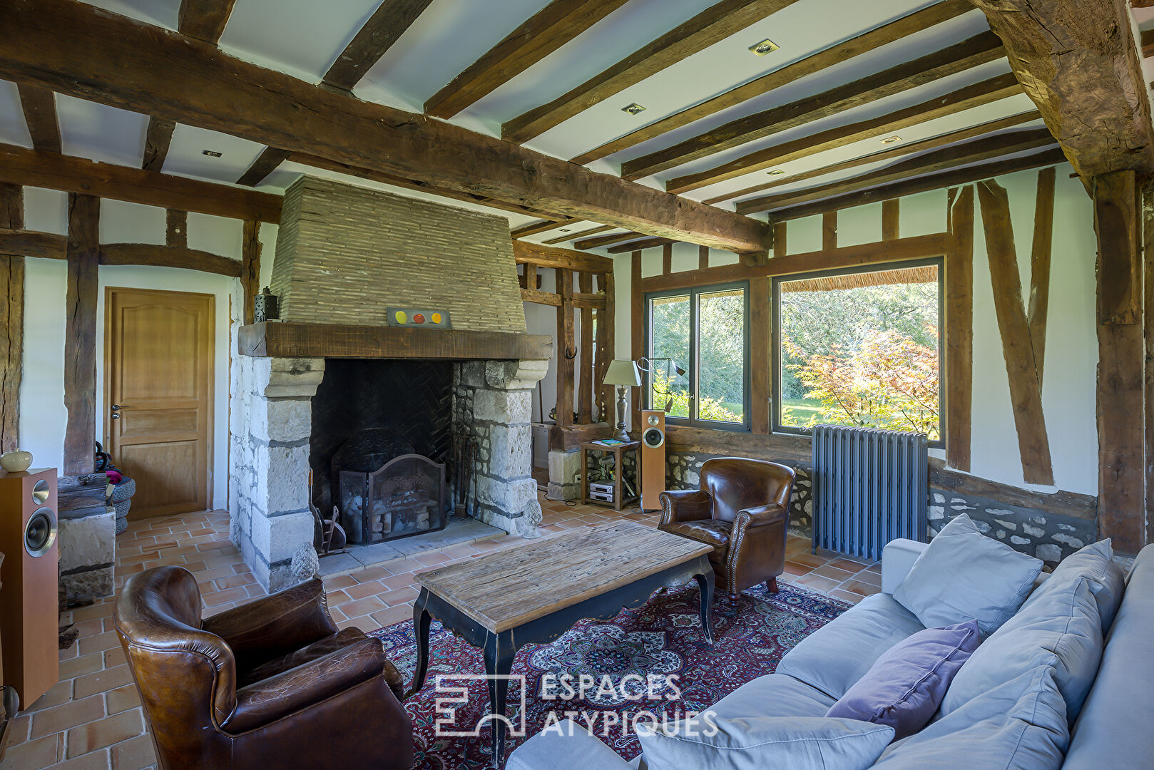 Renovated cottage on the banks of the Seine and its 3 outbuildings on its wooded park