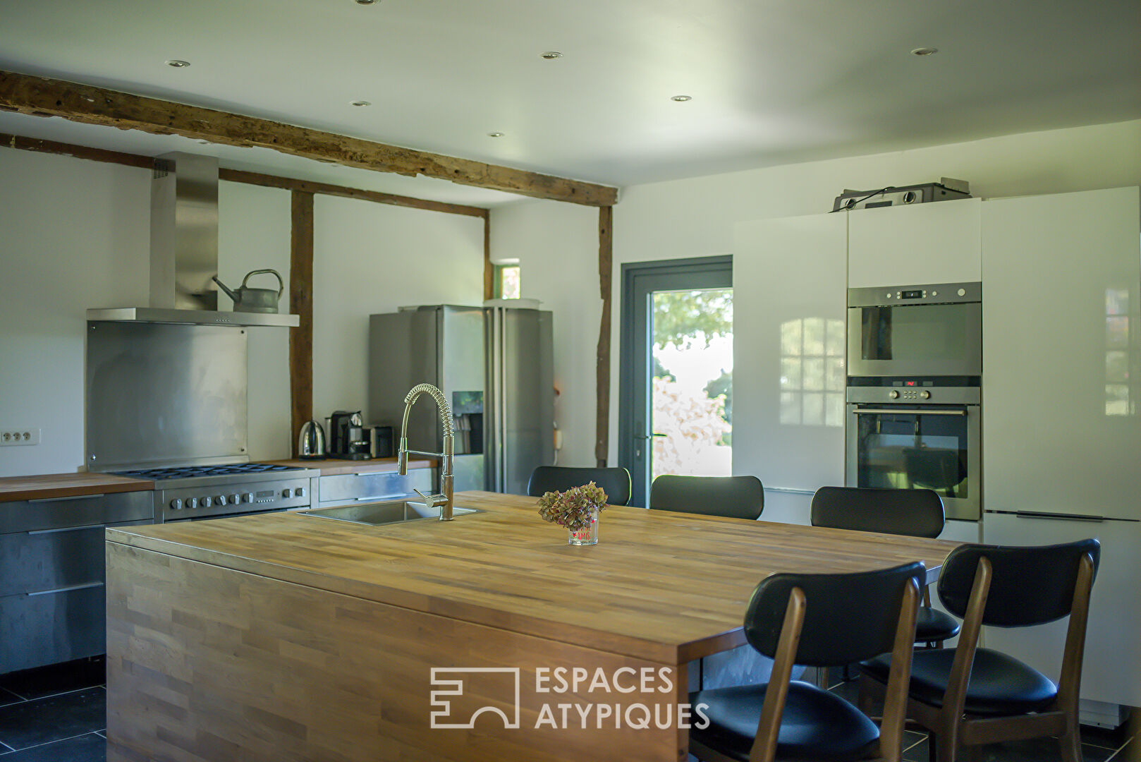 Renovated cottage on the banks of the Seine and its 3 outbuildings on its wooded park