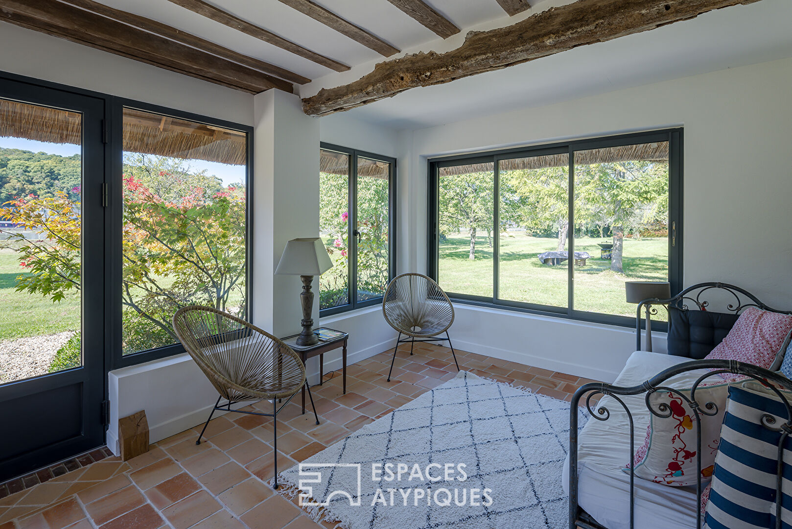 Renovated cottage on the banks of the Seine and its 3 outbuildings on its wooded park