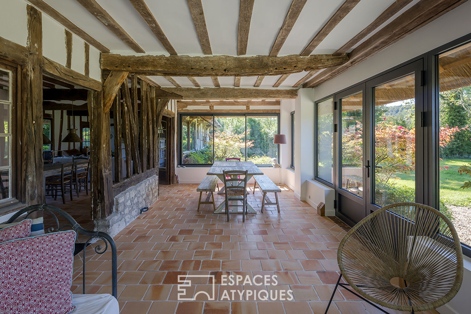 Renovated cottage on the banks of the Seine and its 3 outbuildings on its wooded park