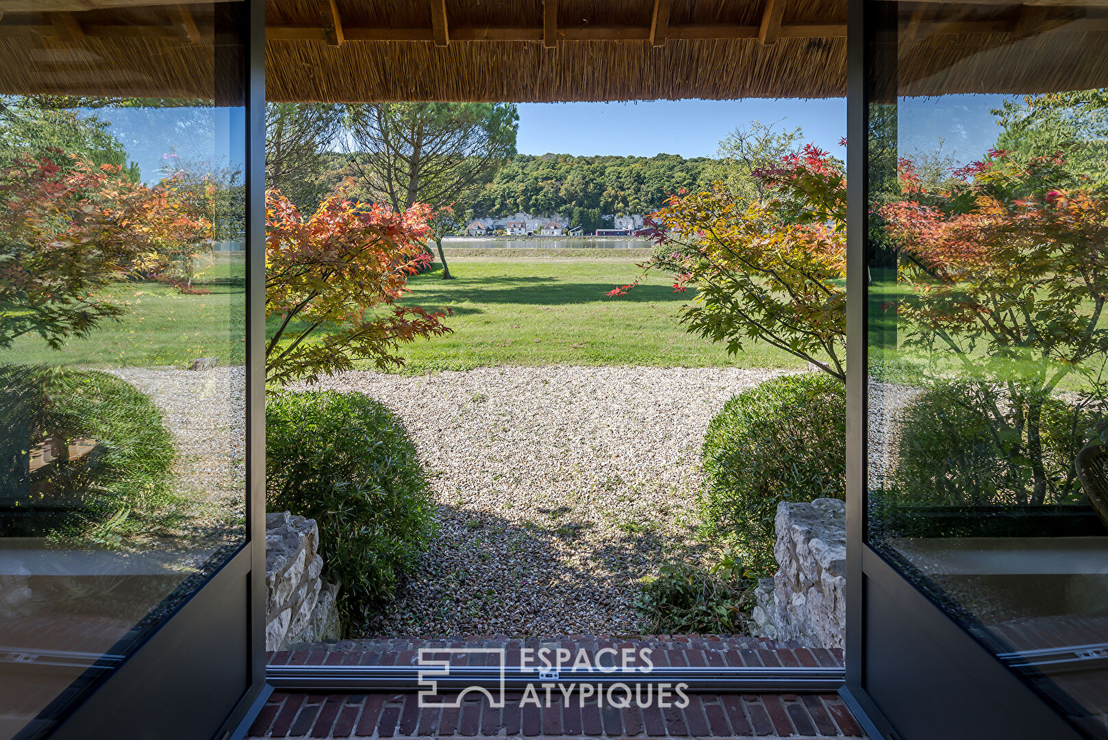 Renovated cottage on the banks of the Seine and its 3 outbuildings on its wooded park