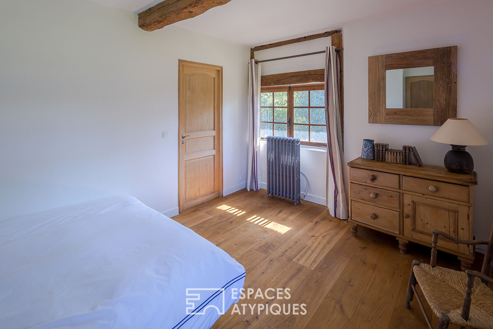 Renovated cottage on the banks of the Seine and its 3 outbuildings on its wooded park