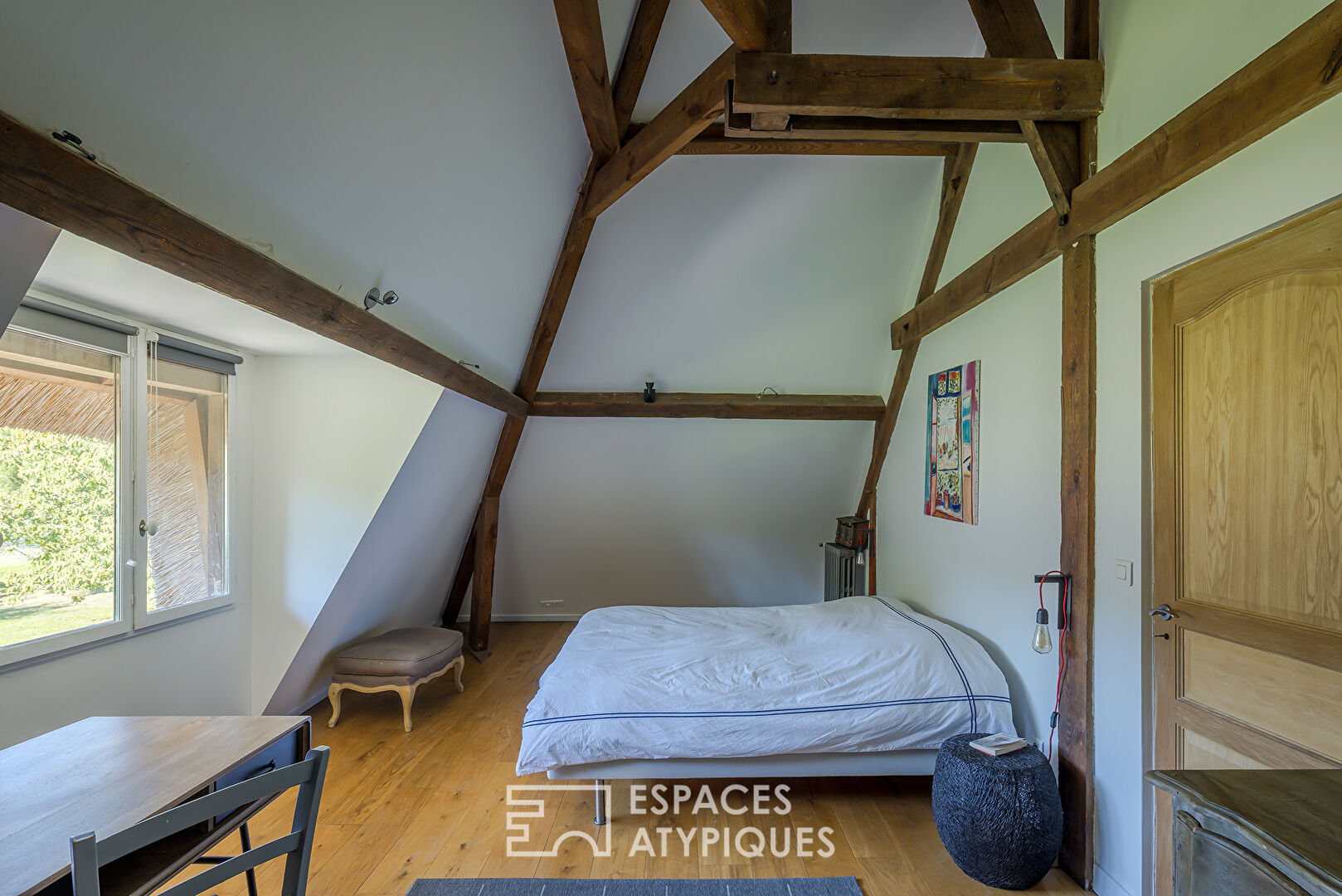 Renovated cottage on the banks of the Seine and its 3 outbuildings on its wooded park