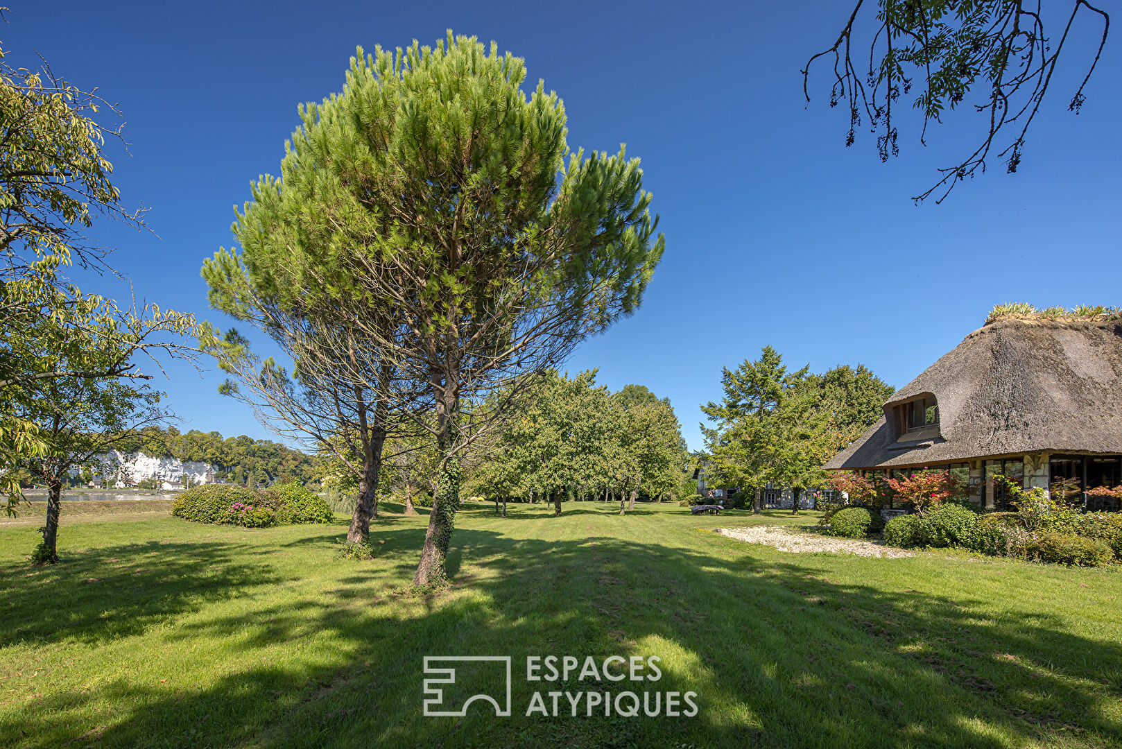 Renovated cottage on the banks of the Seine and its 3 outbuildings on its wooded park